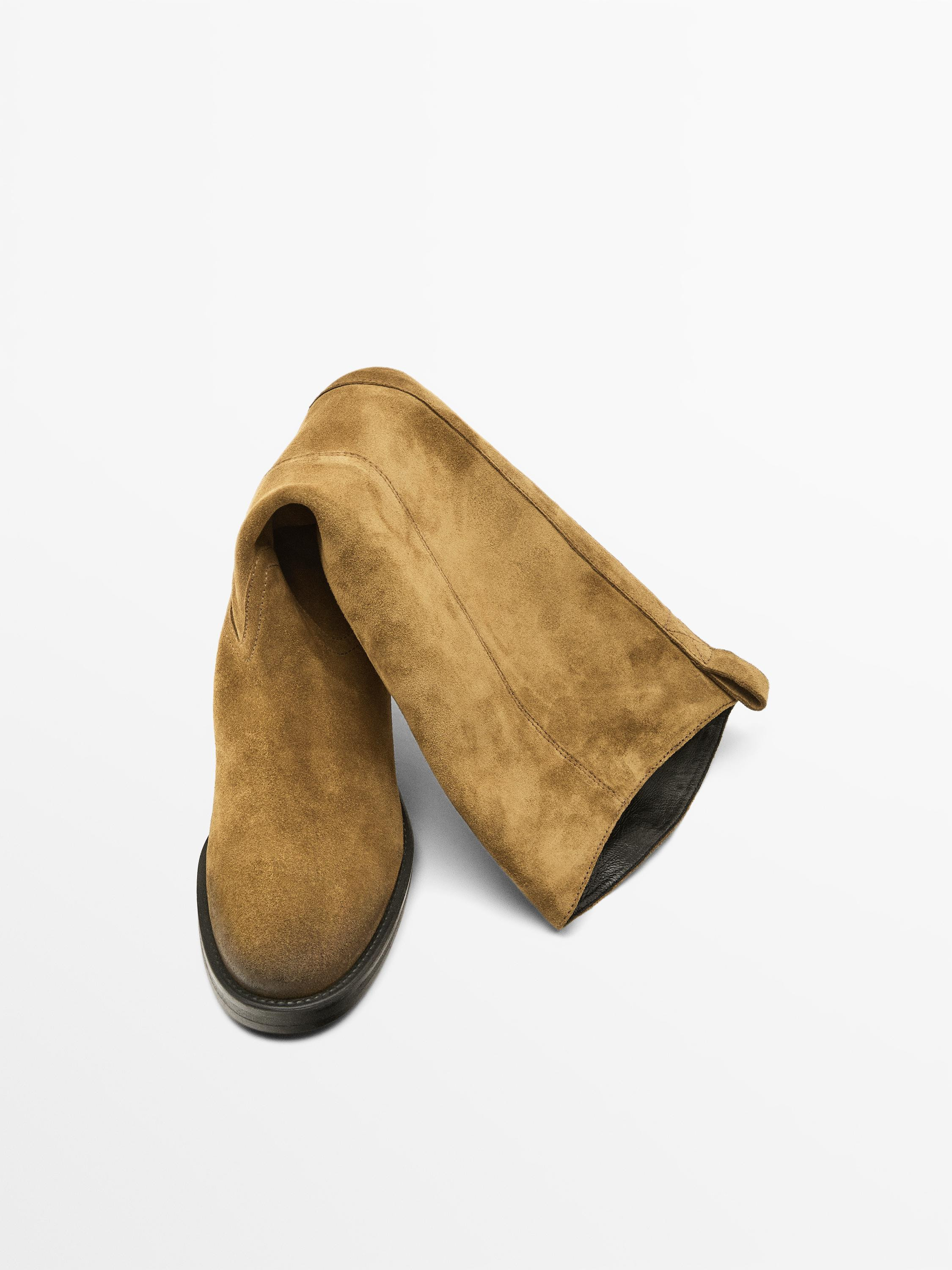 Réalisé en cuir de bovin avec finition en croûte de cuir. Boucle de cheville amovible. Ornemen... | Massimo Dutti FR