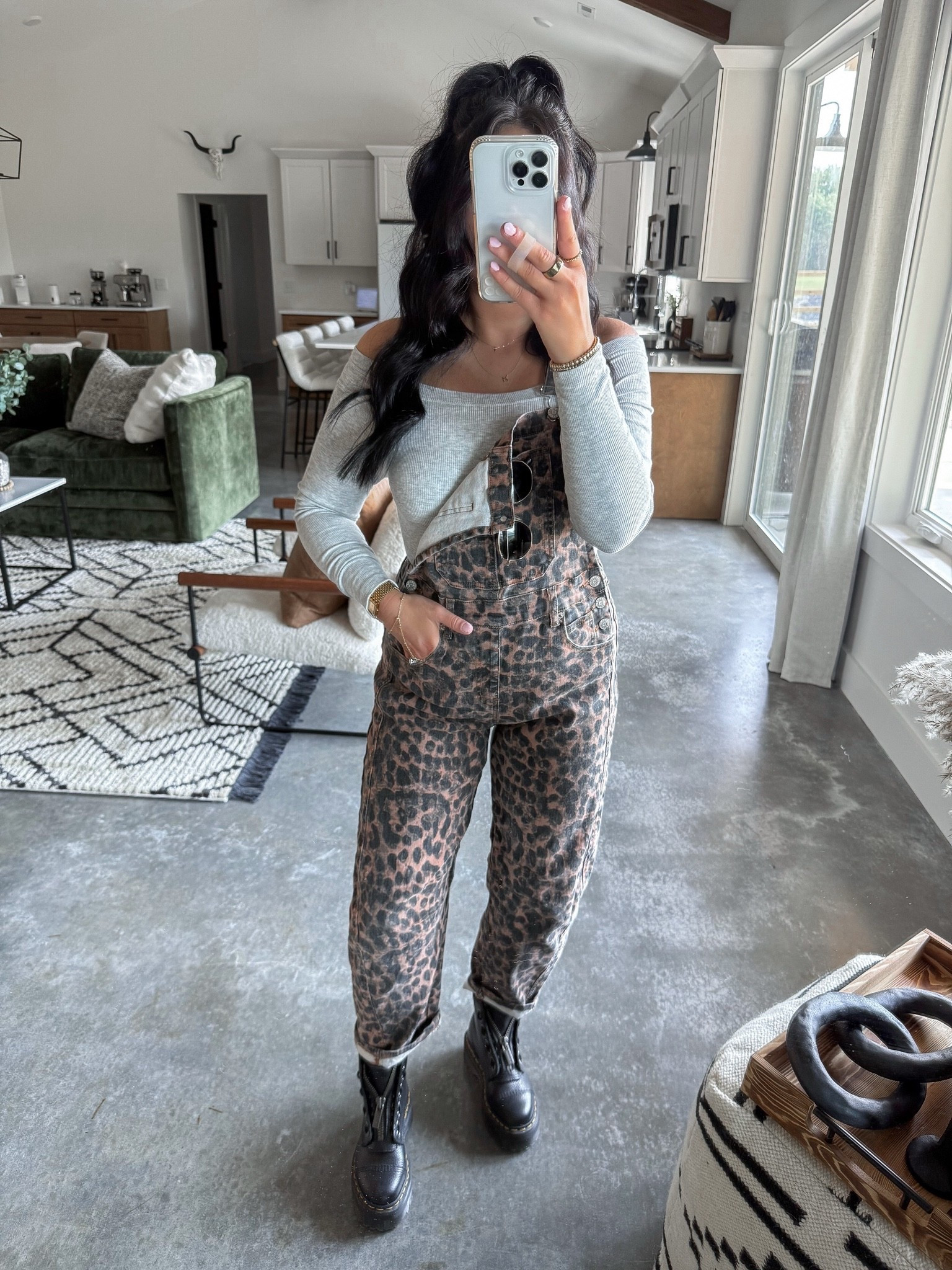 Casual Fall Outfit 🐆

Overalls - xs (leopard khaki)

*My exact top is unavailable, but I linked another option that is really good (& nearly identical!)