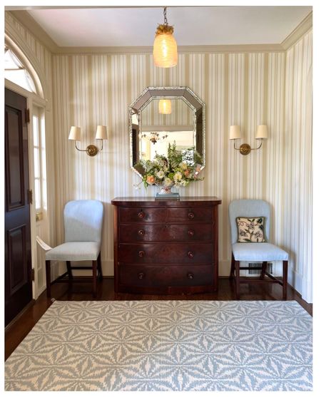 I love this beautiful rug Elizabeth had in her entryway. I am linking this rug and similar blue and white rugs as well! 

Traditional home
Entryway


#LTKhome