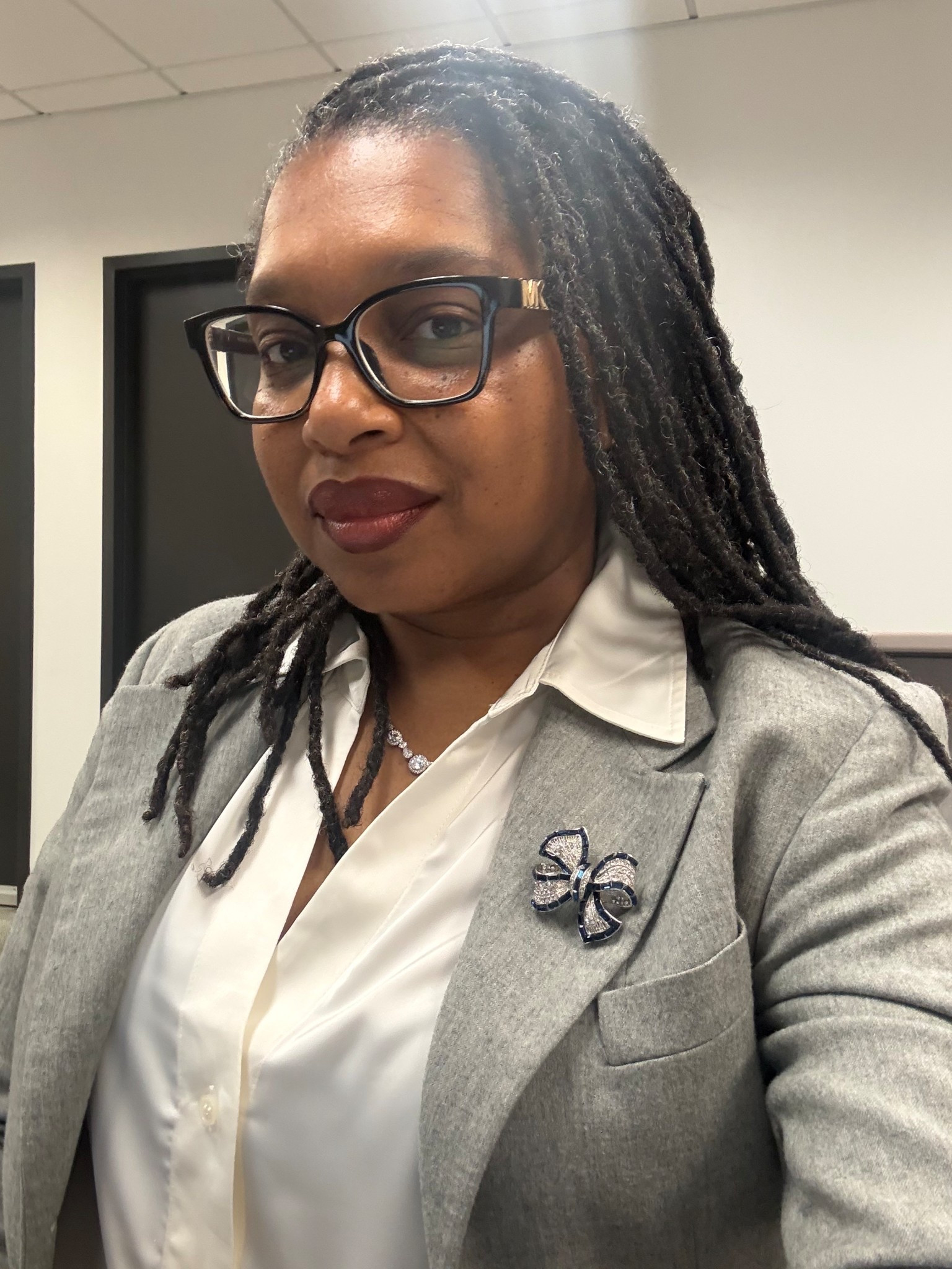 A quick OOTD with a thrifted blazer!  Added a bow pin to the lapel for added sparkle and a classic button down shirt .

#LTKWorkwear #LTKFindsUnder50