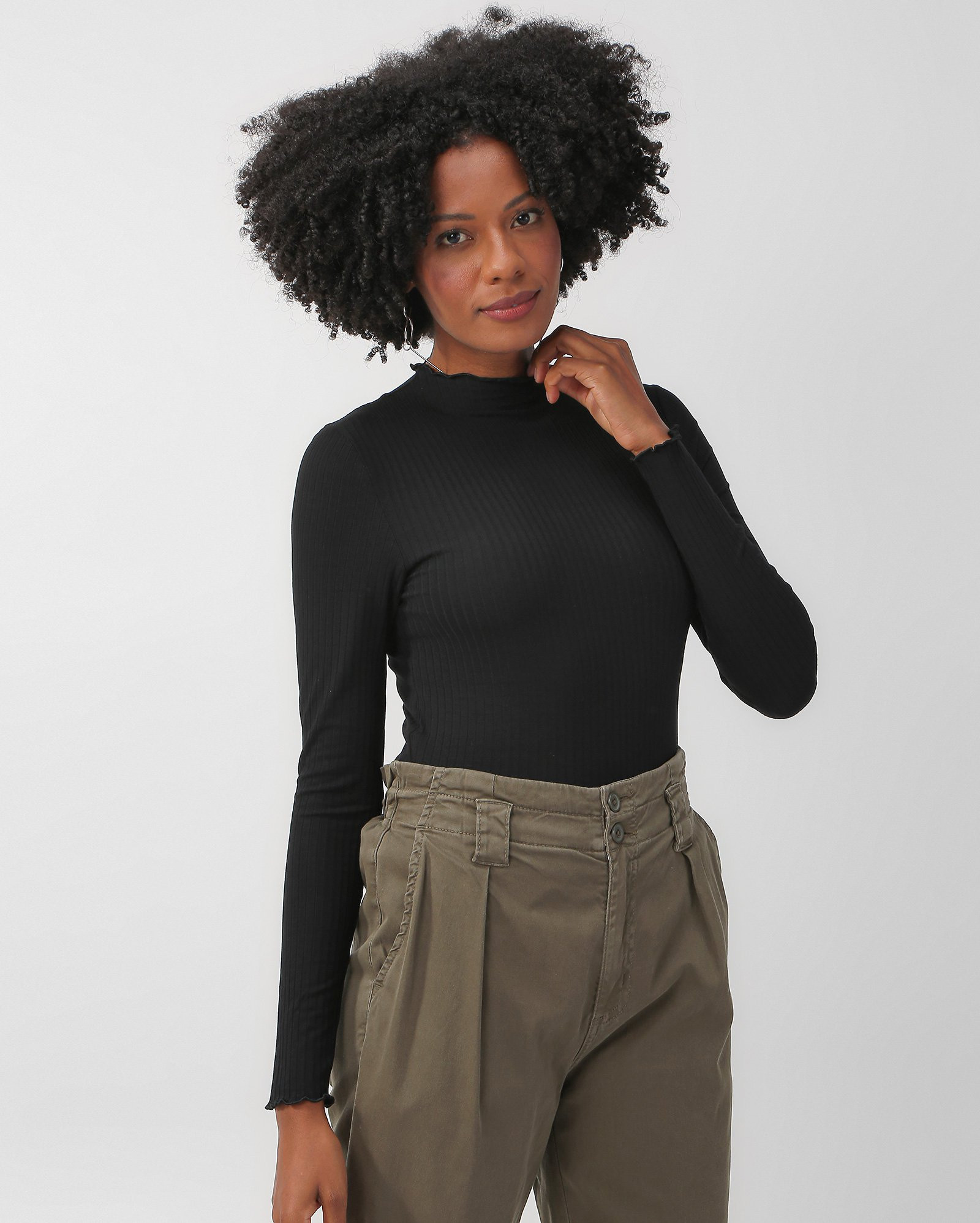 Blusa feminina canelada gola alta ripple - Preto |  AK by Riachuelo | Riachuelo (BR)