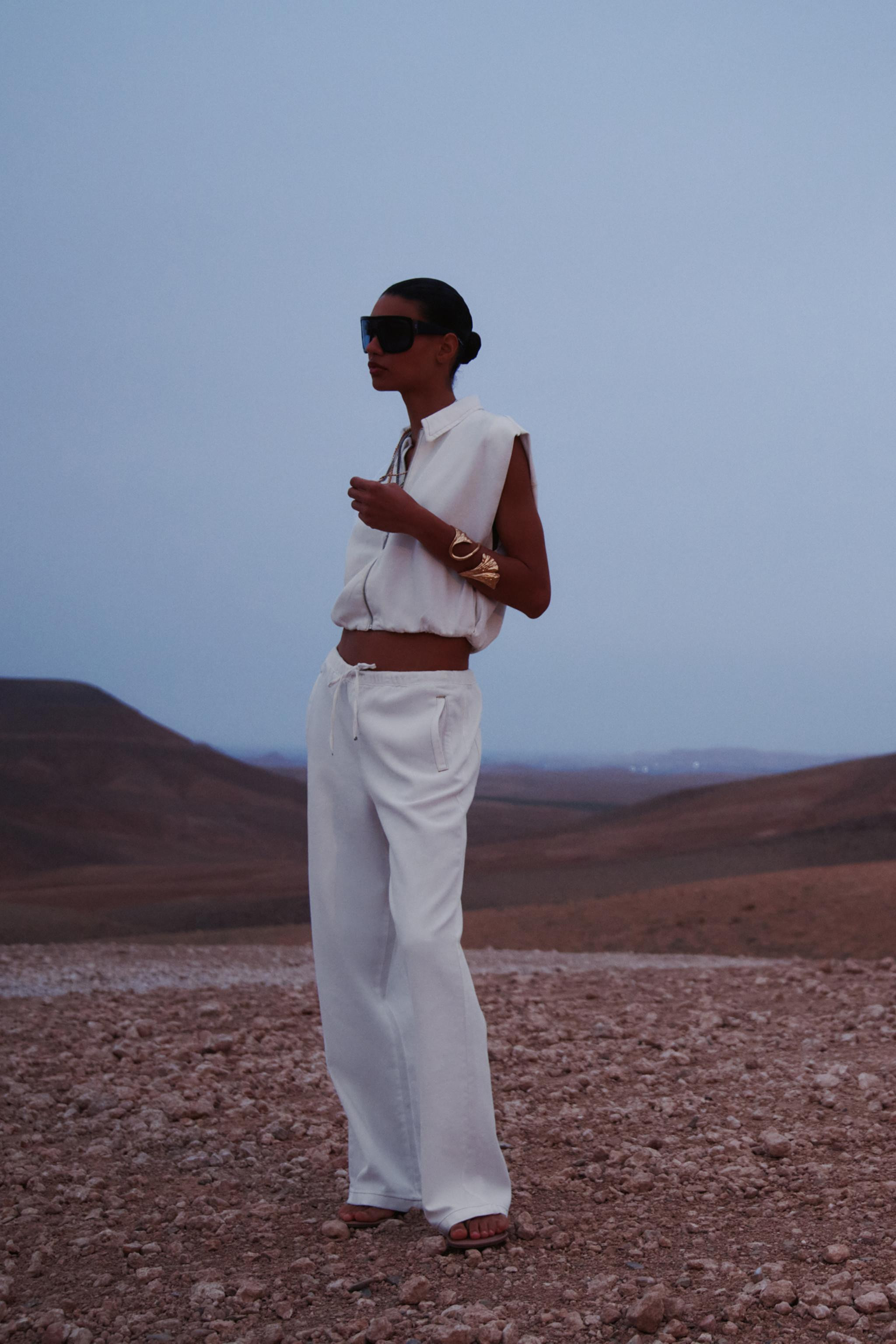 TOPSTITCHING ELASTIC HEM VEST | Zara US