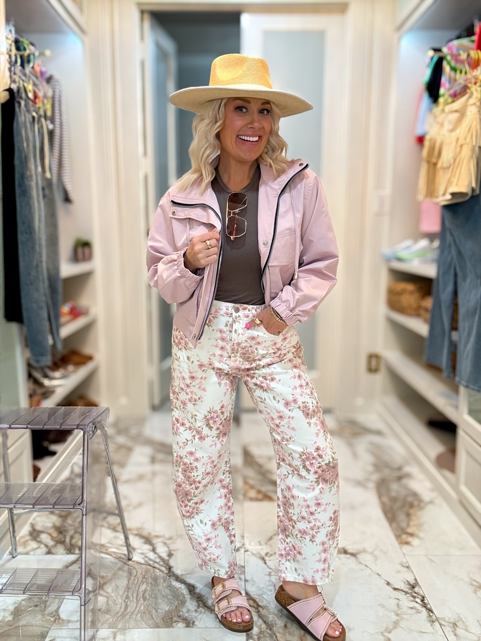 How cute is this spring summer outfit and it’s all on sale 
Floral jeans / size 6
Jacket size small 