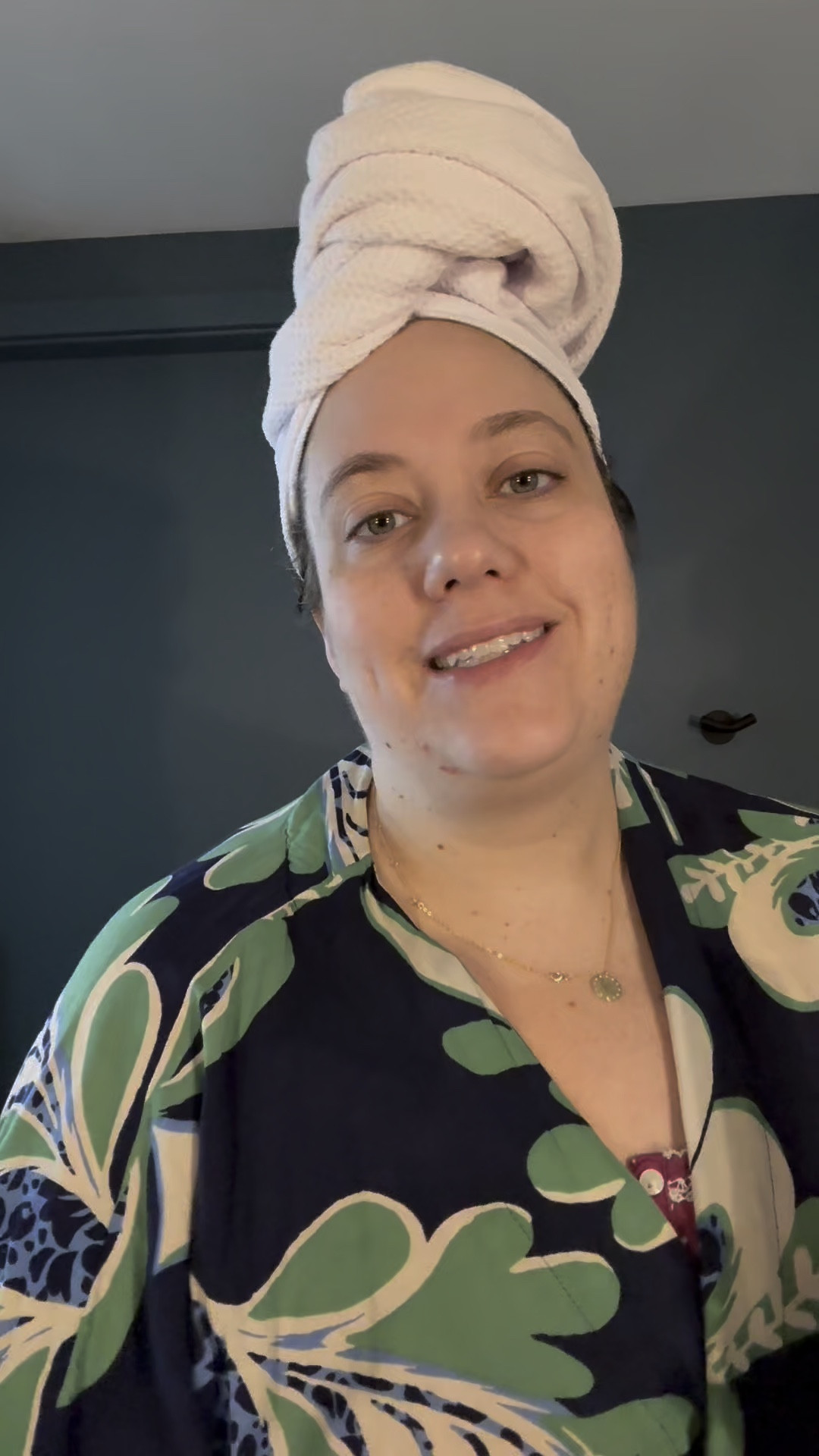 #BestBuyPartner
I partnered with Best Buy to demonstrate the new Shark FlexFusion, a multi-styler tool that does it all – blow dries, curls, straightens, smooths and volumizes! In addition to creating multiple hair styles with one tool, it also reduces heat damage to your hair and scalp by measuring and regulating the temperature 1,000 times a second. It is a great hair tool to have! @BestBuy
