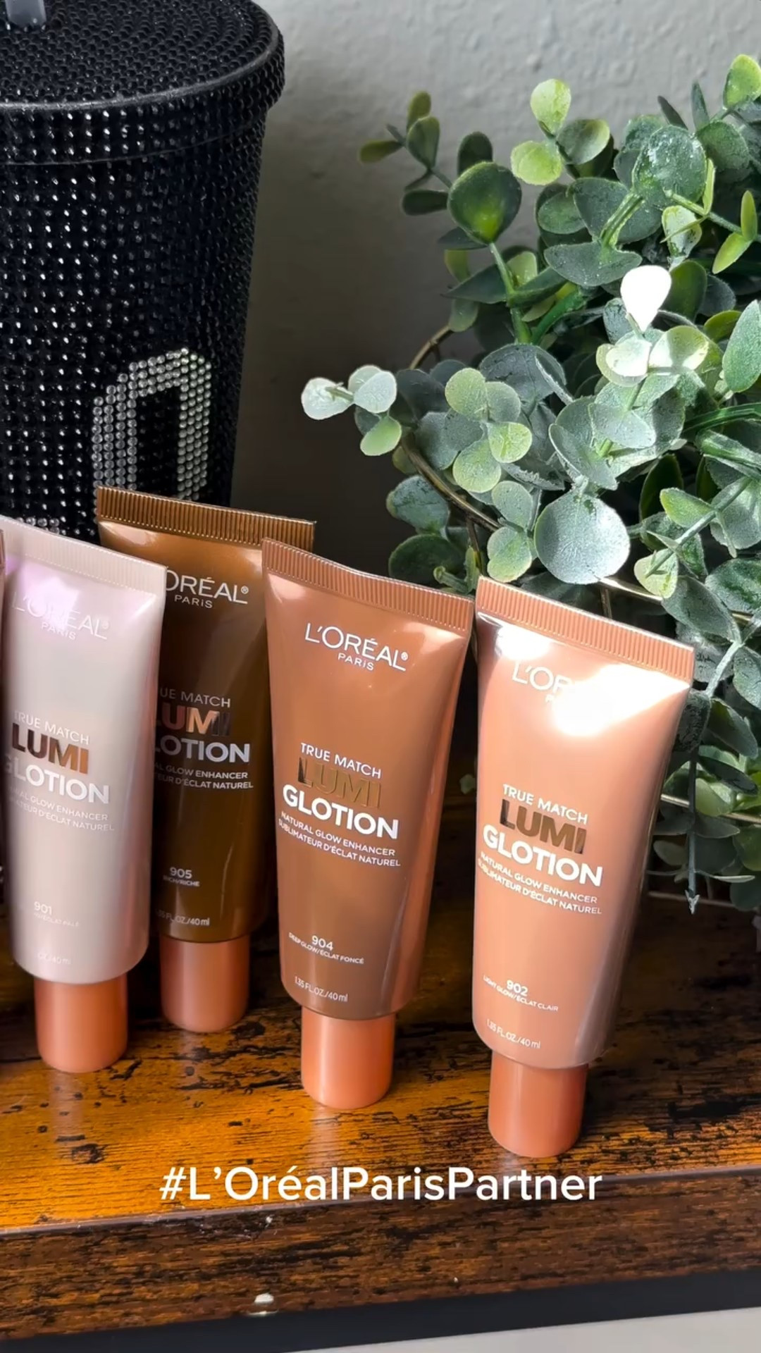 #LOrealParisPartner
I’ve partnered with L’Oréal Paris to show you how I use the True Match Lumi Glotion for that natural, radiant face + body glow ✨ It melts in so smoothly and gives the prettiest sheen whether I wear it alone or under makeup.

#LOrealistar #MyGlowtionGlow
@lorealparis