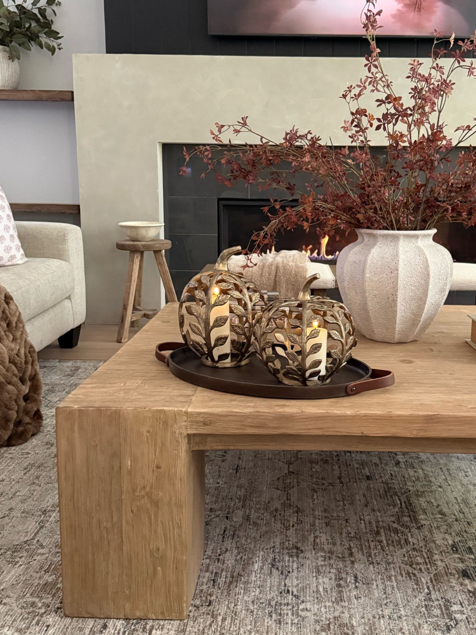 Fall coffee table …these bronze pumpkins make such a pretty statement 🤎🤎