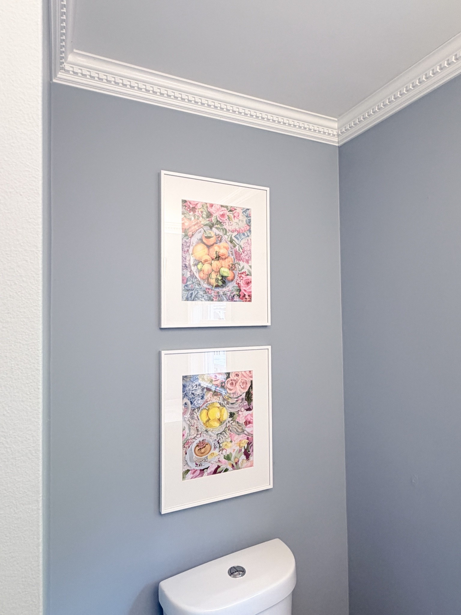 I did a light diy refresh of our powder bathroom & just installed this dental crown moulding & the space feels so much more special now! I love how the detail of the trim plays off the simplicity of the white frames that are matted to hold 11 x 14 prints that tie in the blue color of the walls perfectly.