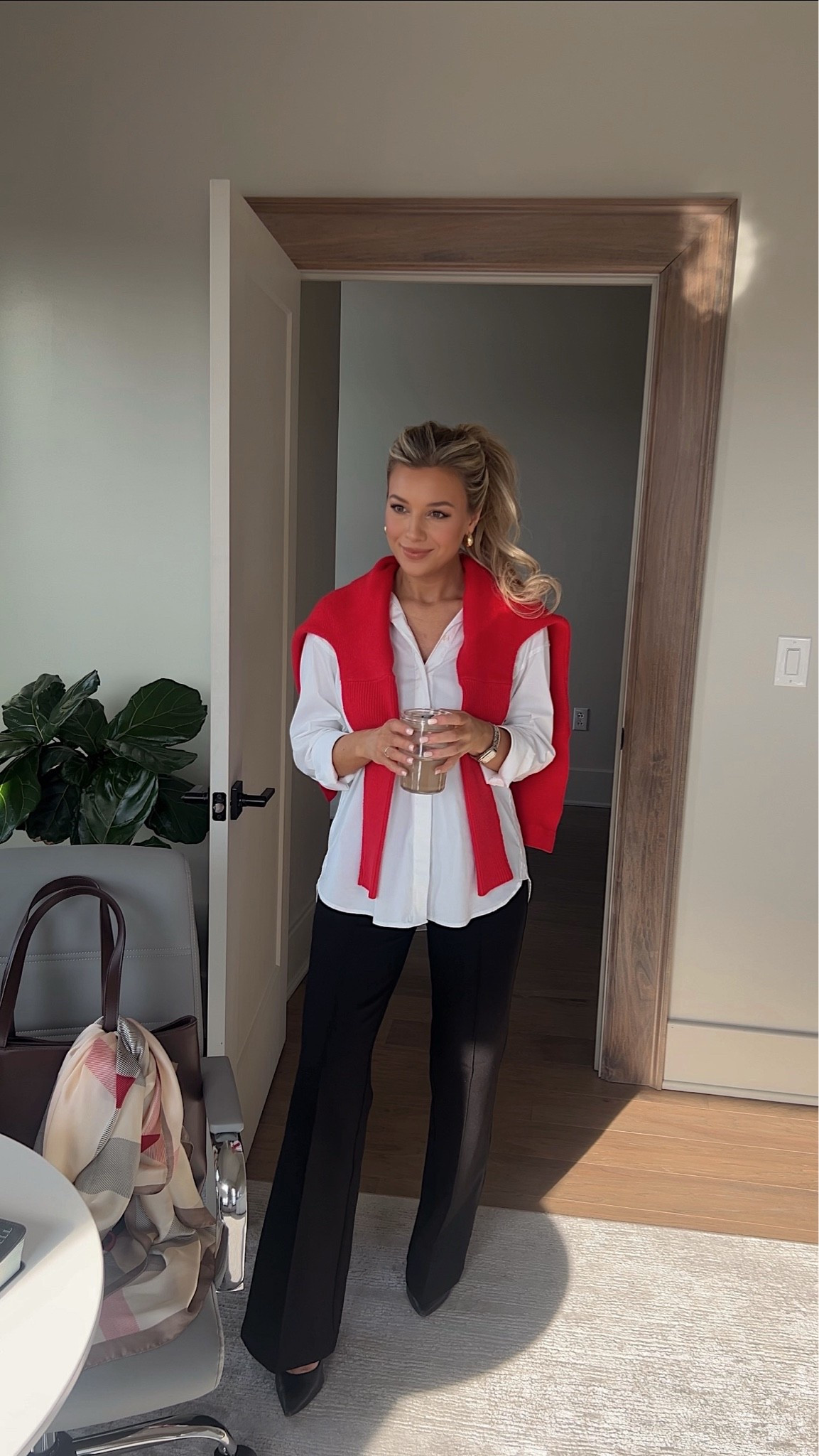 The best work pants on the market…hands down 🙈 these are so affordable and sooo flattering! 

This makes for such a good staple business casual outfit for the office. One that you can rotate in all seasons! 

Wearing XS reg in pants! 

#businesscasual #businesscasualworkwear #blackflarepants #capsulewardrobe

#LTKootd