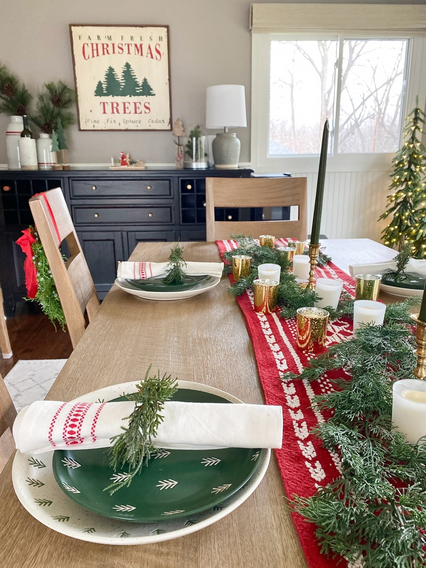 Decking the table in classic Christmas greens + reds. Sometimes simple really is the most festive. ✨🎄

Comment “SHOP” to get all the links sent to you instantly!

#MinimalChristmas #ScandinavianChristmas #CleanDecor #ChristmasTableSetting #HolidayHomeStyle #SimpleHolidayDecor #ModernChristmasDecor #FestiveTouches #WinterHomeDecor
