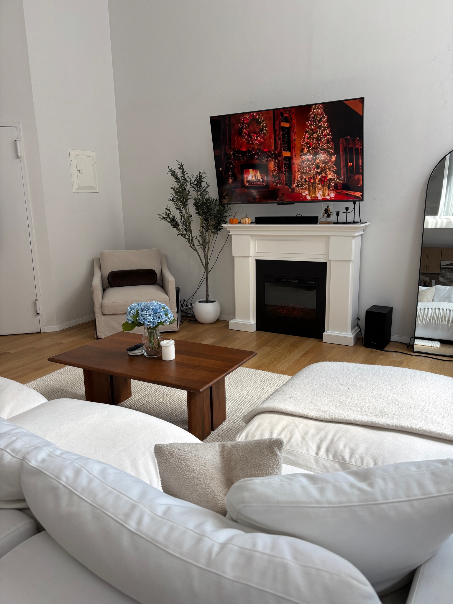 Apartment living room decor ideas 

#LTKHome #LTKSeasonal #LTKHoliday