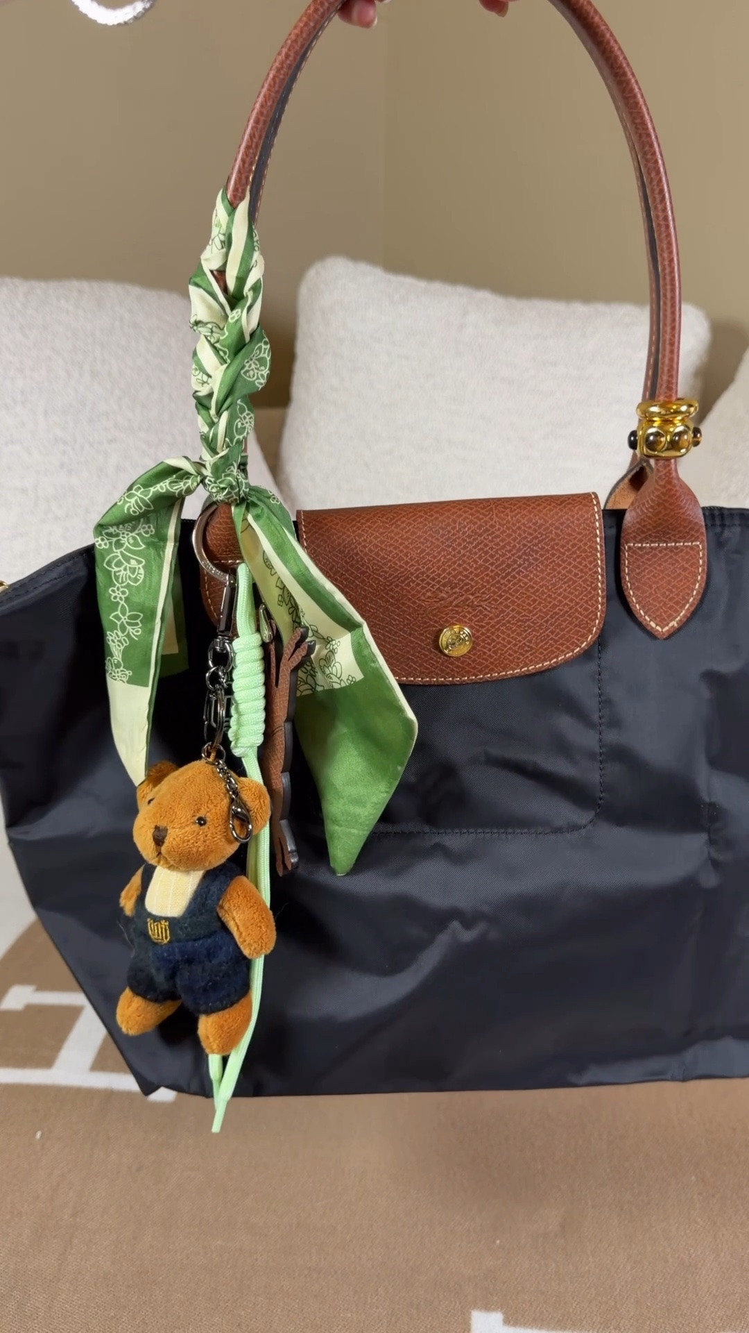Can’t believe this is my first Longchamp in this color! Comment SHOP & I’ll dm you the links 🖤

Black is Longchamps most popular color yet somehow this is my first one!

Longchamp Le Pliage medium in black
Longchamp key ring bag charm
Bear bag charm is from islander UK
Bag strap rings bead clips from Madewell 

Longchamp Le Pliage insert
Bag inserts

#LTKootd #LTKxMadewell
