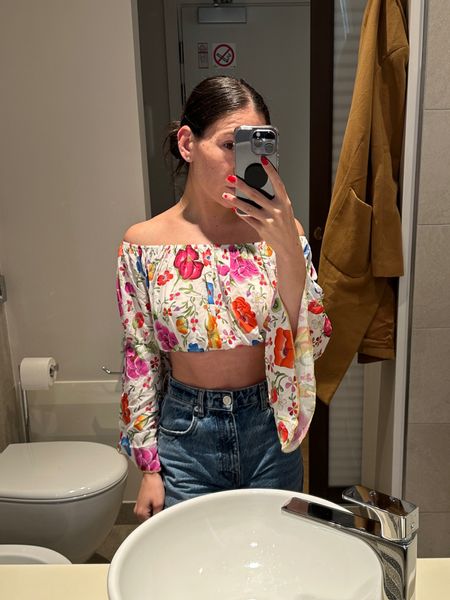Another one of my favorite vacation looks. Cropped floral top with bell sleeves and high waisted mom jeans. Cute and effortless. 

#LTKstyletip #LTKtravel #LTKSeasonal