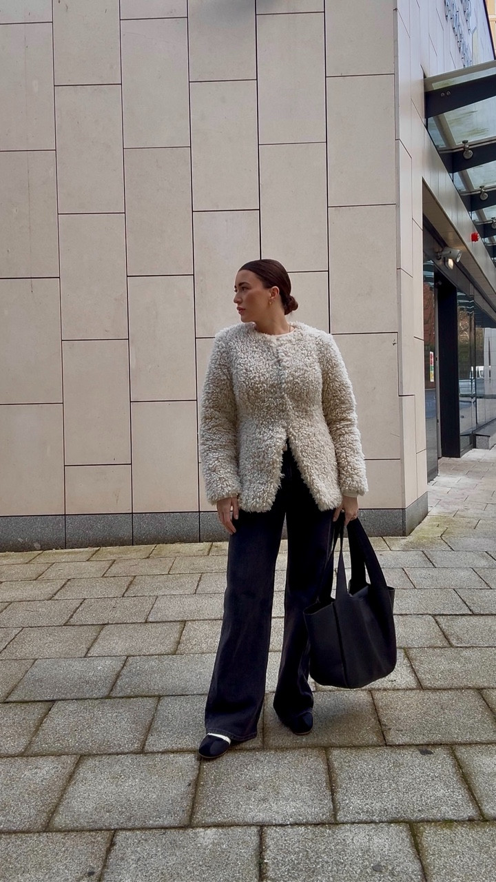 Outfit check & it feels like spring. 
I still wore a thin thermal long sleeve top under my jacket but walking in the sunshine made all the difference!

Outfit will be tagged on my @shop.ltk page 

#springoufitinspo #teddyjacket #jeansoutfit #capsulewardrobe #personalstylistmanchester