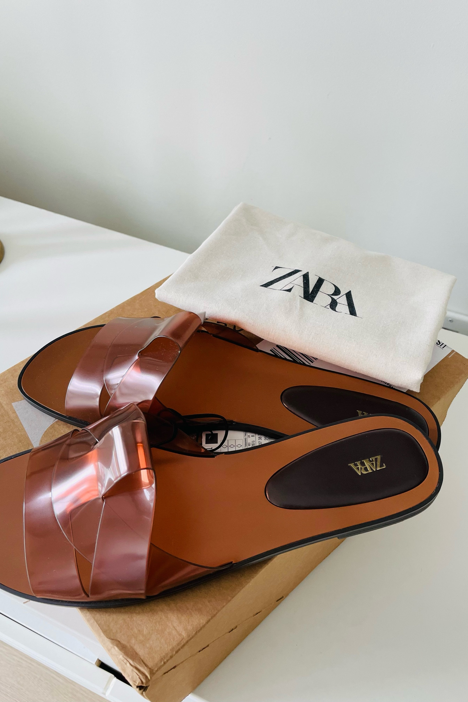 The perfect simple and go to Biege flat sandals… 🤎✨

ZARA: VINYL STRAP SLIDES
BEIGE | 2603/610/098

#LTKSeasonal #LTKSummerEdit #LTKStyleTip