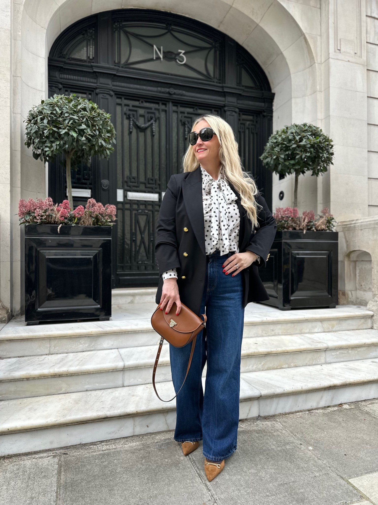 What I wore yesterday for a day in London:

Blouse & blazer - @hm
Jeans @newlook
Bag @fairfaxandfavor 
Shoes - @primark 
Sunglasses - @rayban