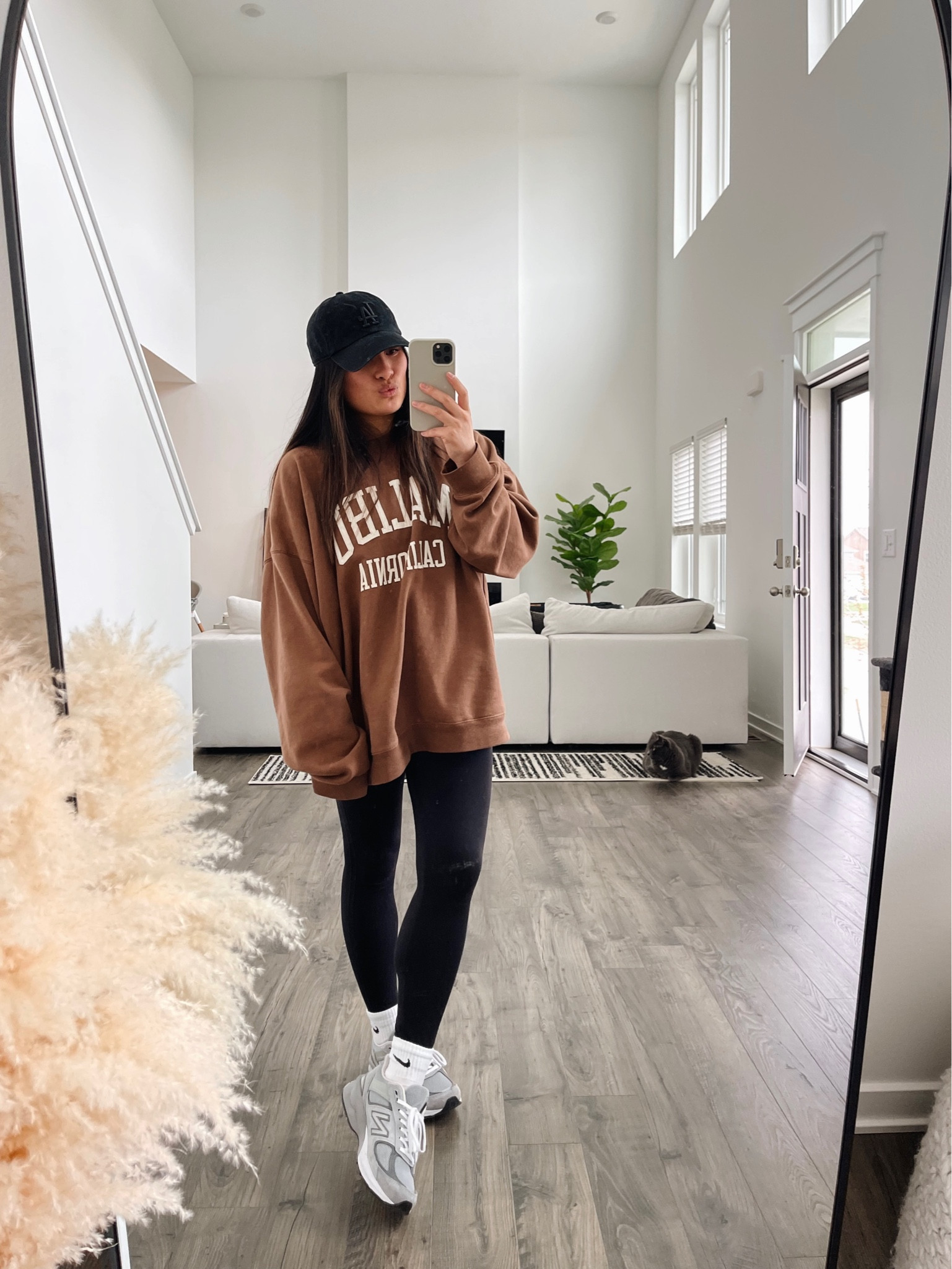 Casual ootd☁️
Oversized sweatshirt, leggings, hat and comfy new balance 👟 

#LTKstyletip #LTKfit #LTKshoecrush