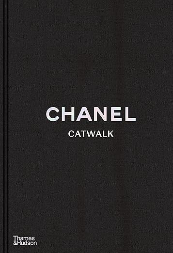 Chanel Catwalk: The Complete Collections      Relié – 1 octobre 2020 | Amazon (FR)