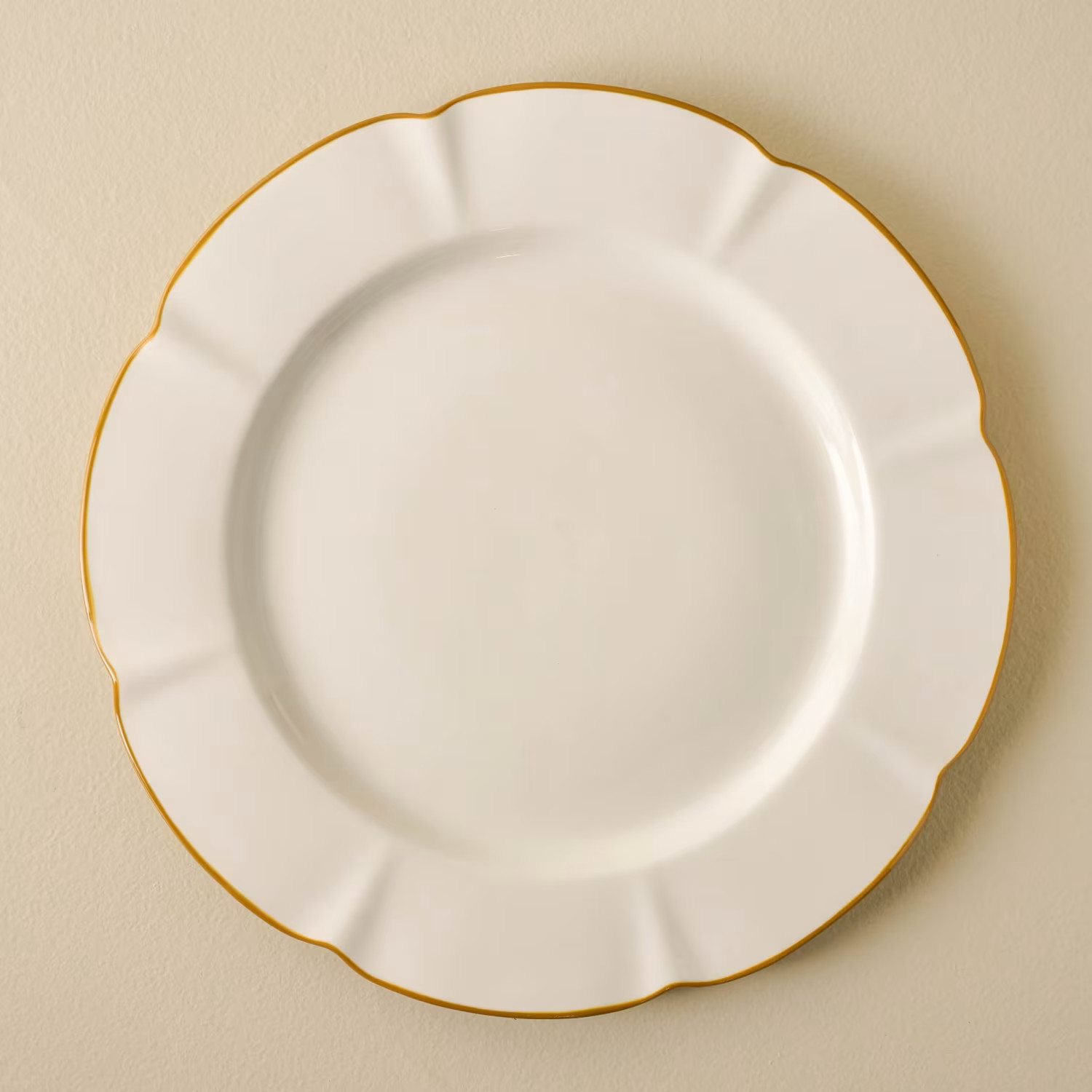 Luna Scalloped Plate | Magnolia