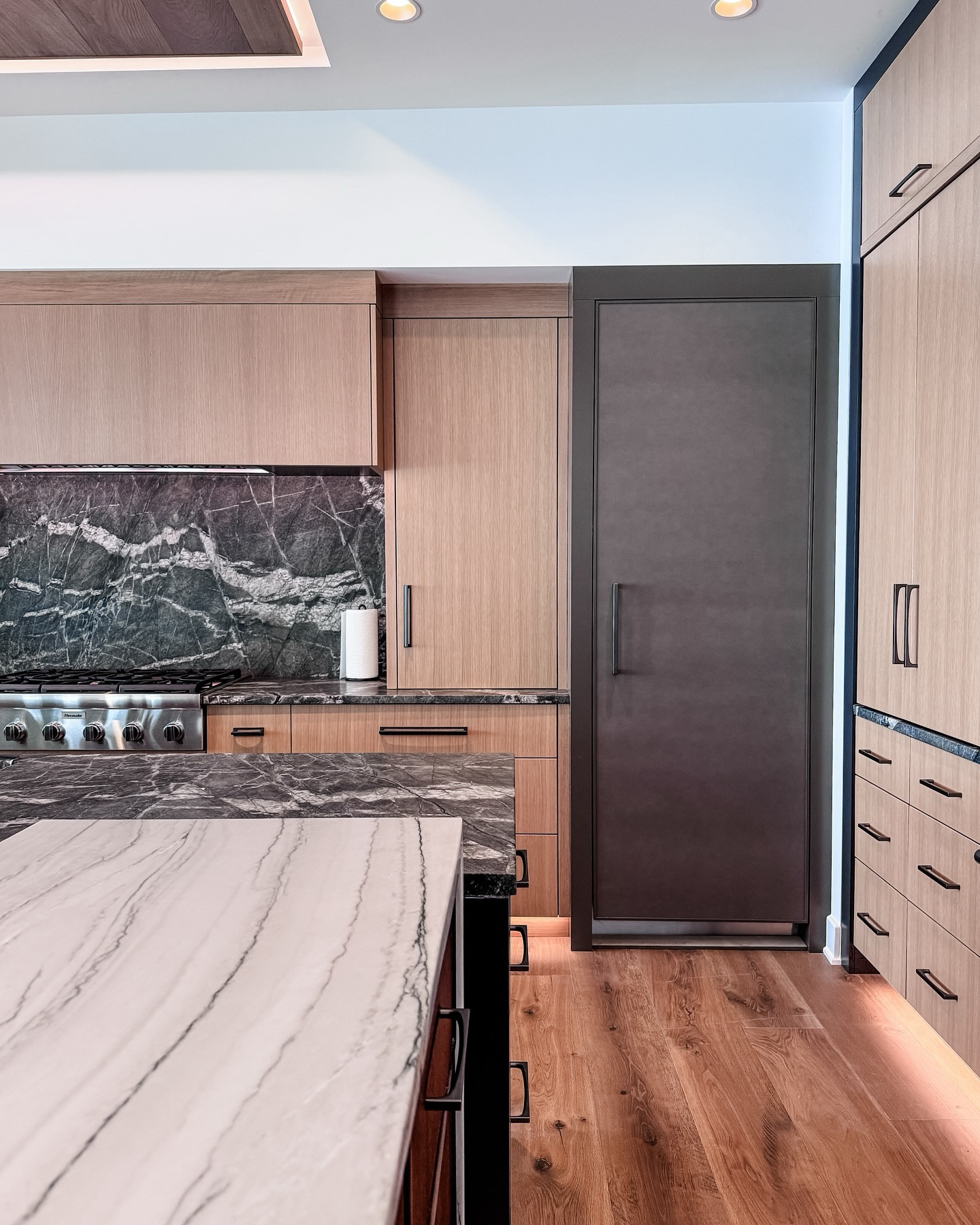 In celebration of @thread_designgroup’s 1-year anniversary, can we just take a moment to ooh and ahh over this incredible kitchen renovation?!

With @hilarigoris driving the interior design and @thread_designgroup’s thoughtful and creative use of space, we felt very lucky to be called in to put everything into its new  designated “home!”

Every drawer was lined with our protective, custom cut liners and literally every single thing has a place! Oh, what fun!!