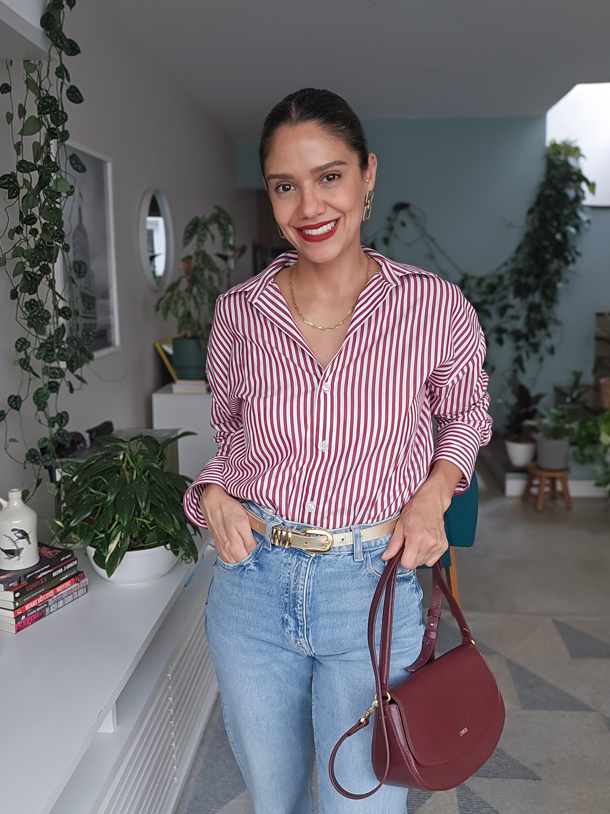 Look casual com camisa listrada vermelha, calça jeans clara e bolsa vinho de couro schutz

#LTKbrasil #LTKlookdetrabalho #LTKdicadeestilo
