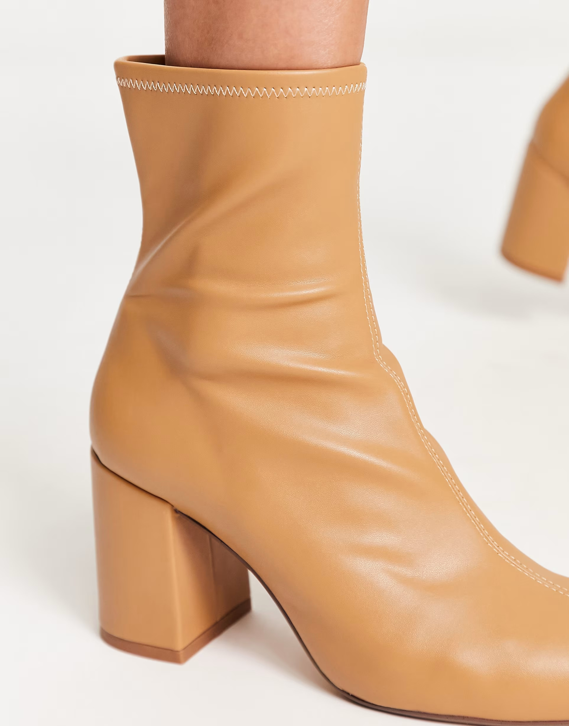 Bershka – Sockenstiefel in Beige mit niedrigem Absatz | ASOS (Global)