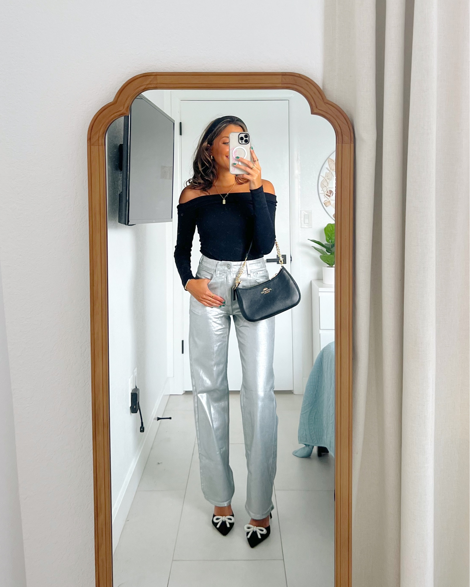 New Year’s Eve outfit ideas from American eagle! Take advantage of their cyber week sale 🪩🥂✨ wearing an XS in this going out top and 000R in the metallic jeans 