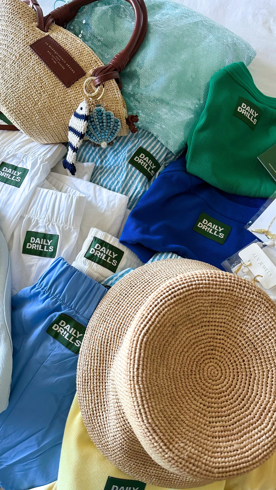 SUMMER !!! VACAY LOOKS !!! 🩵🐠✨
#dailydrills #vacationlooks #OOTD #outfitideas #raffiabag #raffiahat #summertops #inspo #summeroutfits