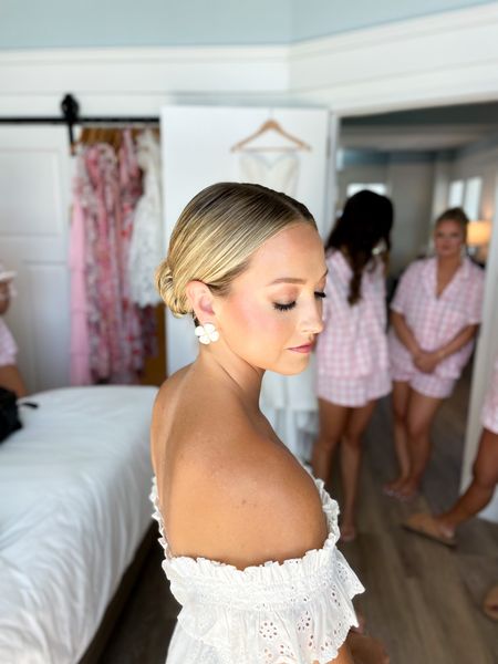 Glowing & Bronzed with a pop of Pink Bridal Makeup 💄 

Flawless foundation that glows from within. Bronzed & contoured. Highlighted cheeks with a pop of pink blush and lips. Bronzed eyes with a warm pink undertone.  

I’ve linked the essential products used to create this look! 



#LTKbeauty #LTKstyletip #LTKwedding