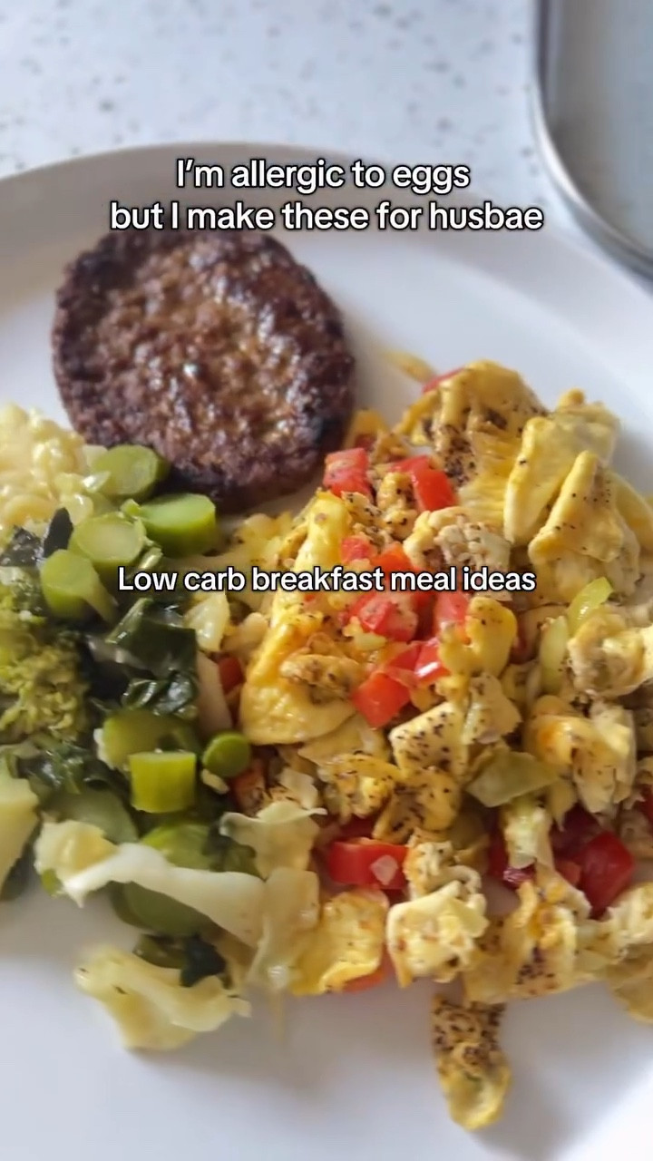 I’m allergic to eggs but I still make them for husbae as part of his protein source. These are a few low carb breakfast meal ideas with eggs. We carb cycle as part of our diet, so on days when we’re not going to the gym I go low to no carb for all our meals starting with breakfast.