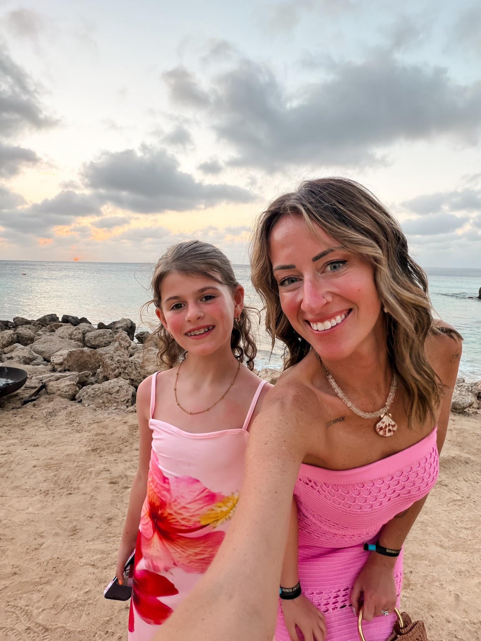Beach vacation dinner dresses and what to wear at an island resort
All inclusive resort hotel outfits for tweens
Pink dress for summer 