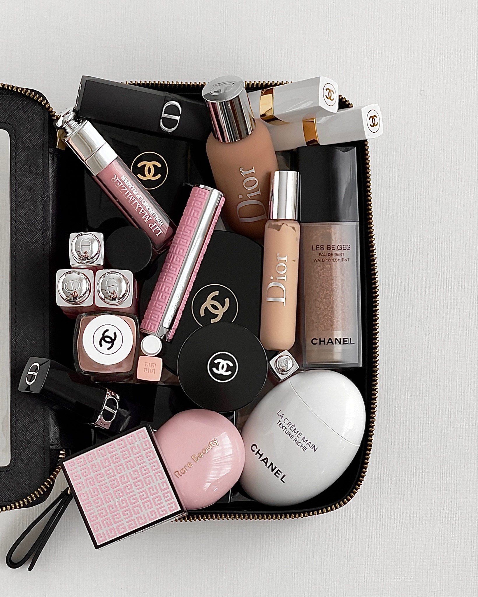 Makeup bag goals ♡

Dior lipstick, Dior backstage foundation, Dior backstage concealer, Chanel foundation, Chanel hand cream, Chanel bronzer, Chanel lipstick, Dior lip gloss, Givenchy highlighter, Rare Beauty blush 

#LTKbeauty #LTKunder100 #LTKunder50