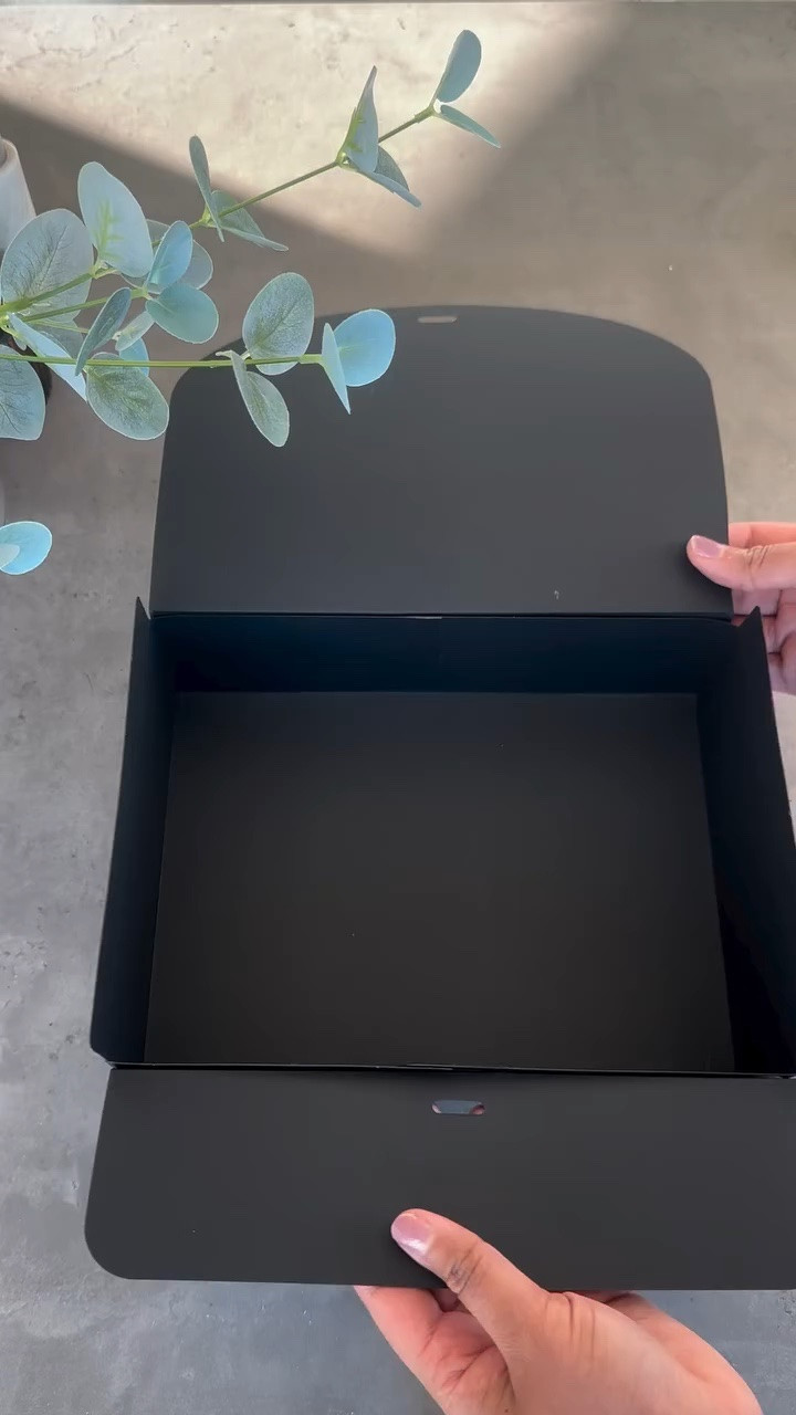 Groomsmen Proposal Boxes ♠️🖤

Kept it sleek and practical. Here’s what we included:
• Dress Socks
• Bottle Opener
• Flask
• Passport Case
• Crossbody Bag
• Bowtie (for decor but it can be used🤵🏽)

We would’ve loved to include a mini bottle of cognac to really finish it off BUT we were shipping internationally.

What do you guys think of the Groomsmen Boxes? ♠️ 

Check out my last post for the Bridesmaid Proposal Boxes if you missed it 🎀

groomsman gift • gift guide for him • men gift ideas • 2024 wedding • wedding trends #weddinginspo #groomsmanbox #giftideasforhim #giftguide #bridalinfluencer #bridesofhouston #bridal #becomingtheballadins