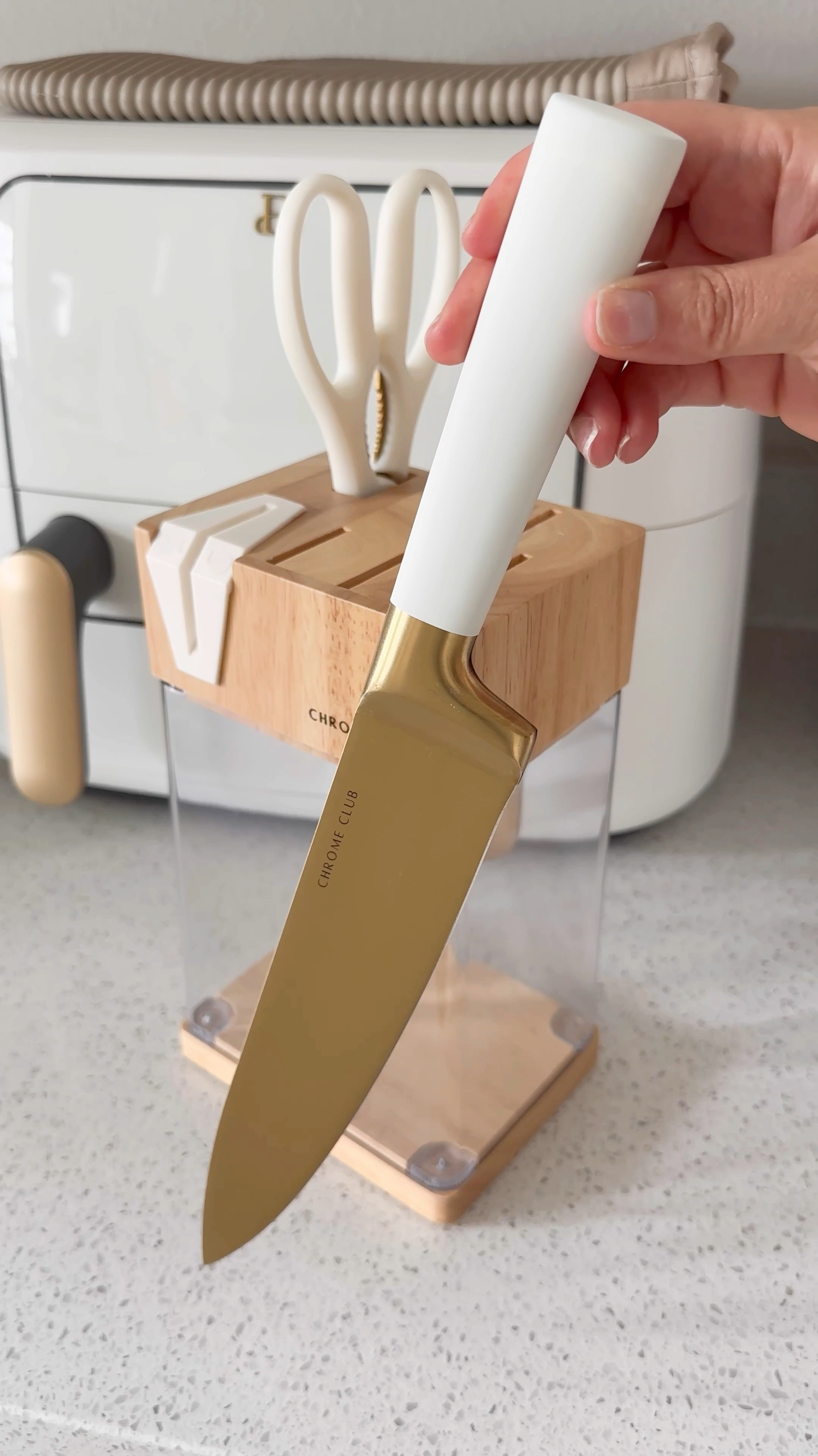 The prettiest white and gold knife set from chrome club. So affordable plus comes with built in knife sharpener 

This set also comes in black and in pink for the pink girlies ❤️

Home
Kitchen finds
Home decor 


#LTKFindsUnder50 #LTKHome #LTKVideo