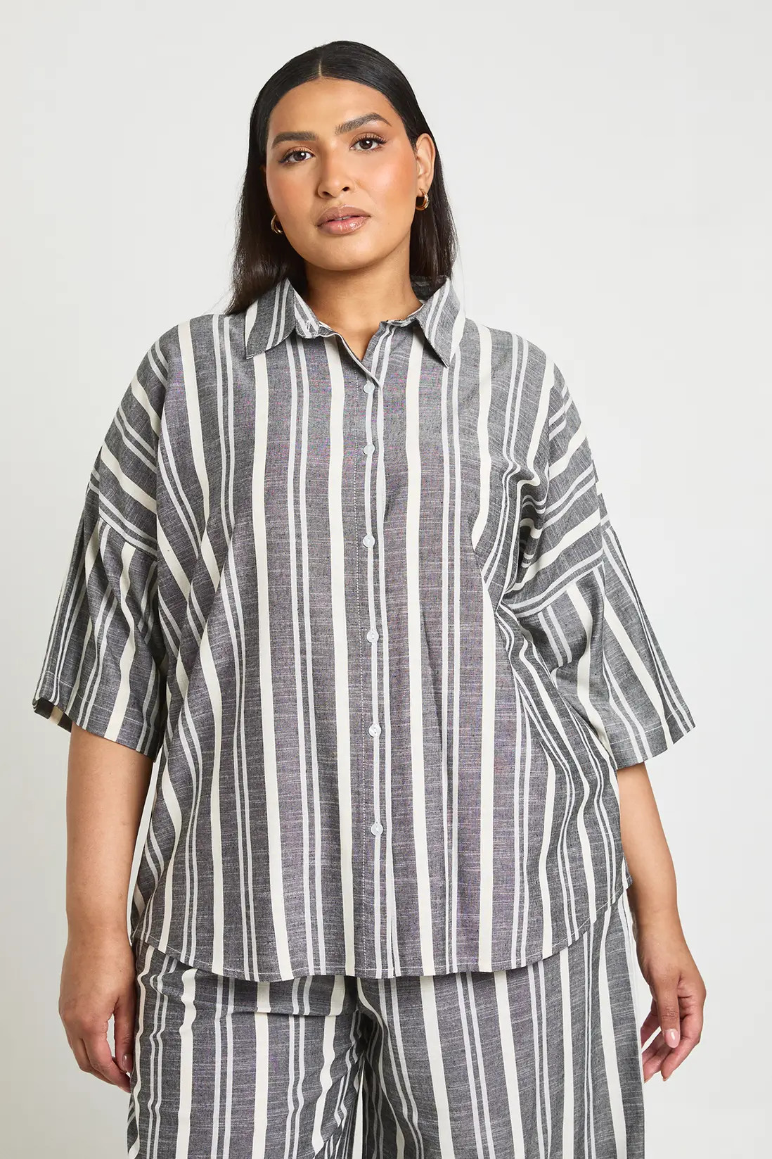 Black boohoo Plus Oversized Stripe Shirt | PrettyLittleThing USA | PrettyLittleThing US