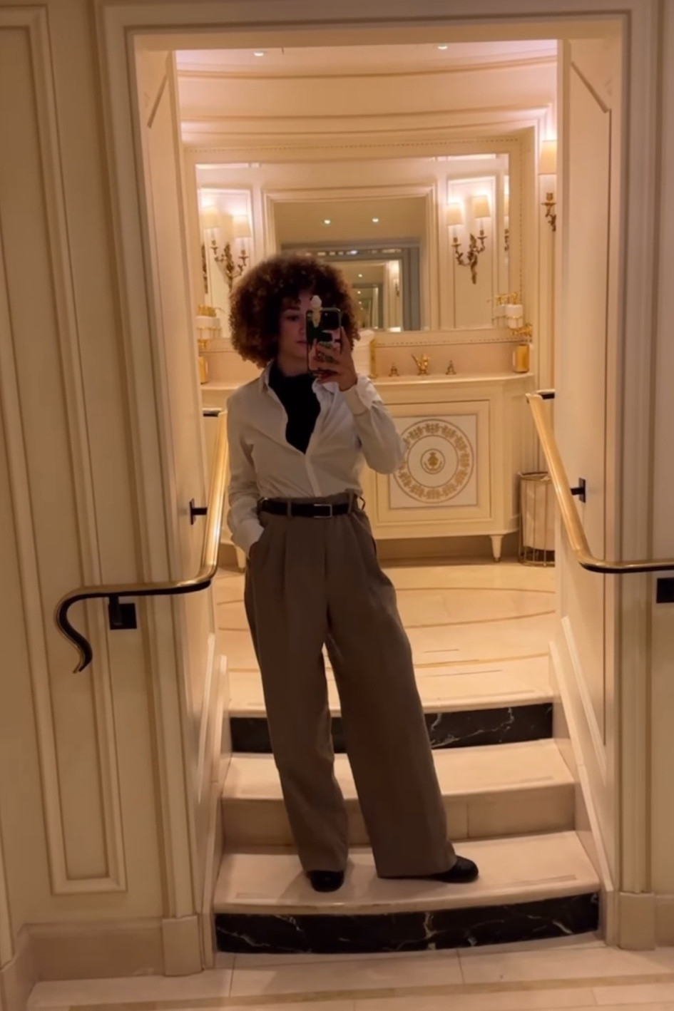 Smart look

pantalon marron Ami Paris, pantalon à pinces, tee shirt noir col roulé, top col roulé en coton H&M, chemise blanche basique COS, Chemise COS, ceinture noire Prada 

#LTKeurope #LTKstyletip