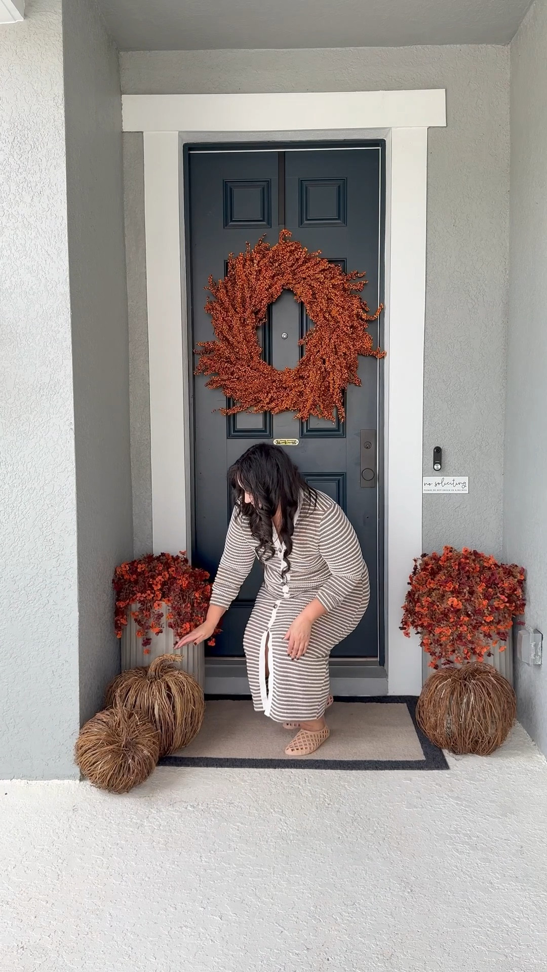 Fall porch 🍂


Faux mums
Outdoor fall decor
Home
Home decor
Fall decor
Fall wreath 
Pumpkin decorr

#LTKHome #LTKSaleAlert #LTKSeasonal