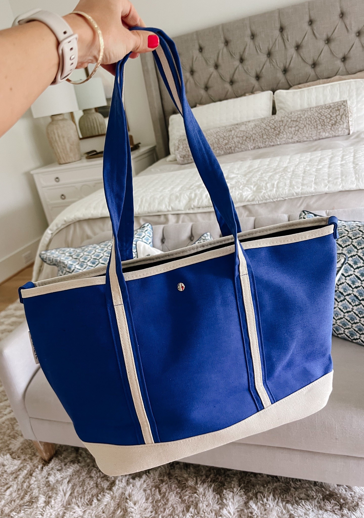 This canvas tote from Evereve is soo good in this gorgeous blue 🤭 

#LTKFindsUnder50 #LTKTravel #LTKItBag