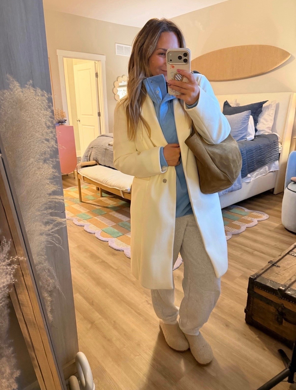 Proof you can wear sweats and still look expensive.
A tailored coat instantly elevates your favorite lounge set.
Everything linked here 🫶🏼