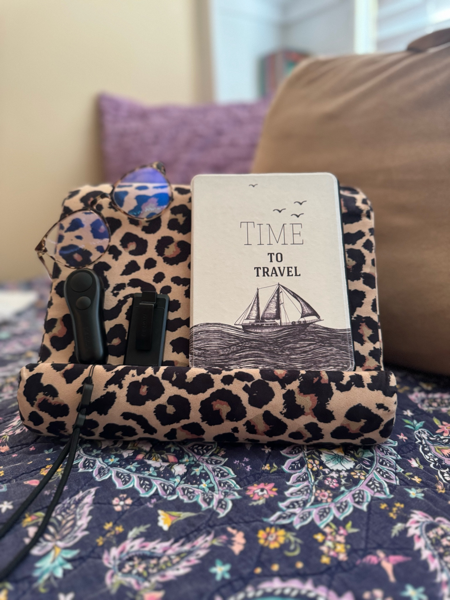 My favorite kindle setup 📖 

#LTKHome #LTKSeasonal