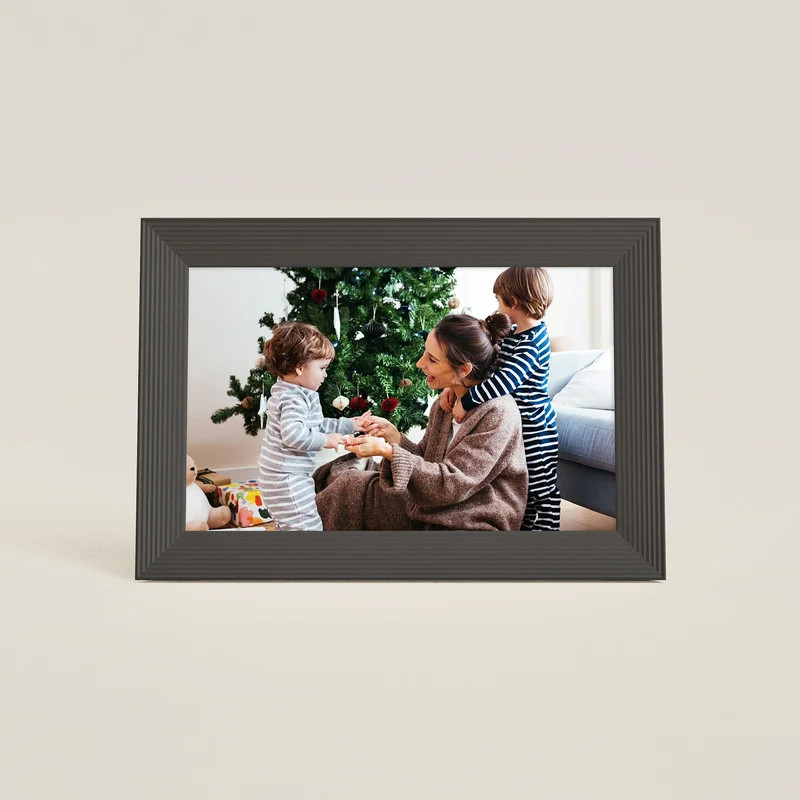 Carver 10" | Aura's most popular digital frame | Aura Frames