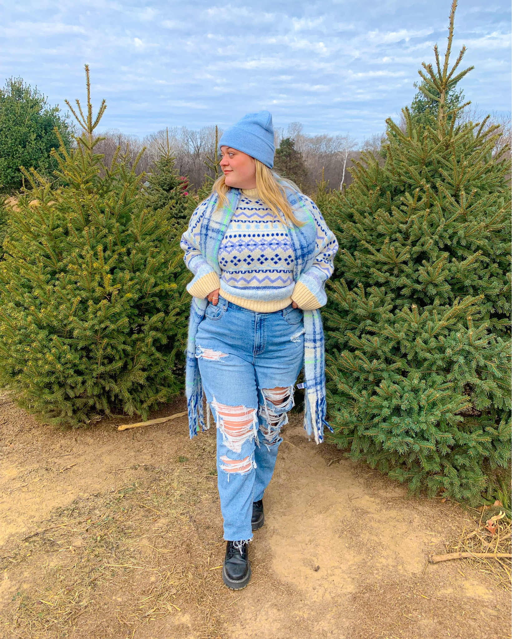 feeling festive in my favorite grey bandit sweater🩵🌲

#LTKStyleTip #LTKSeasonal #LTKFindsUnder100