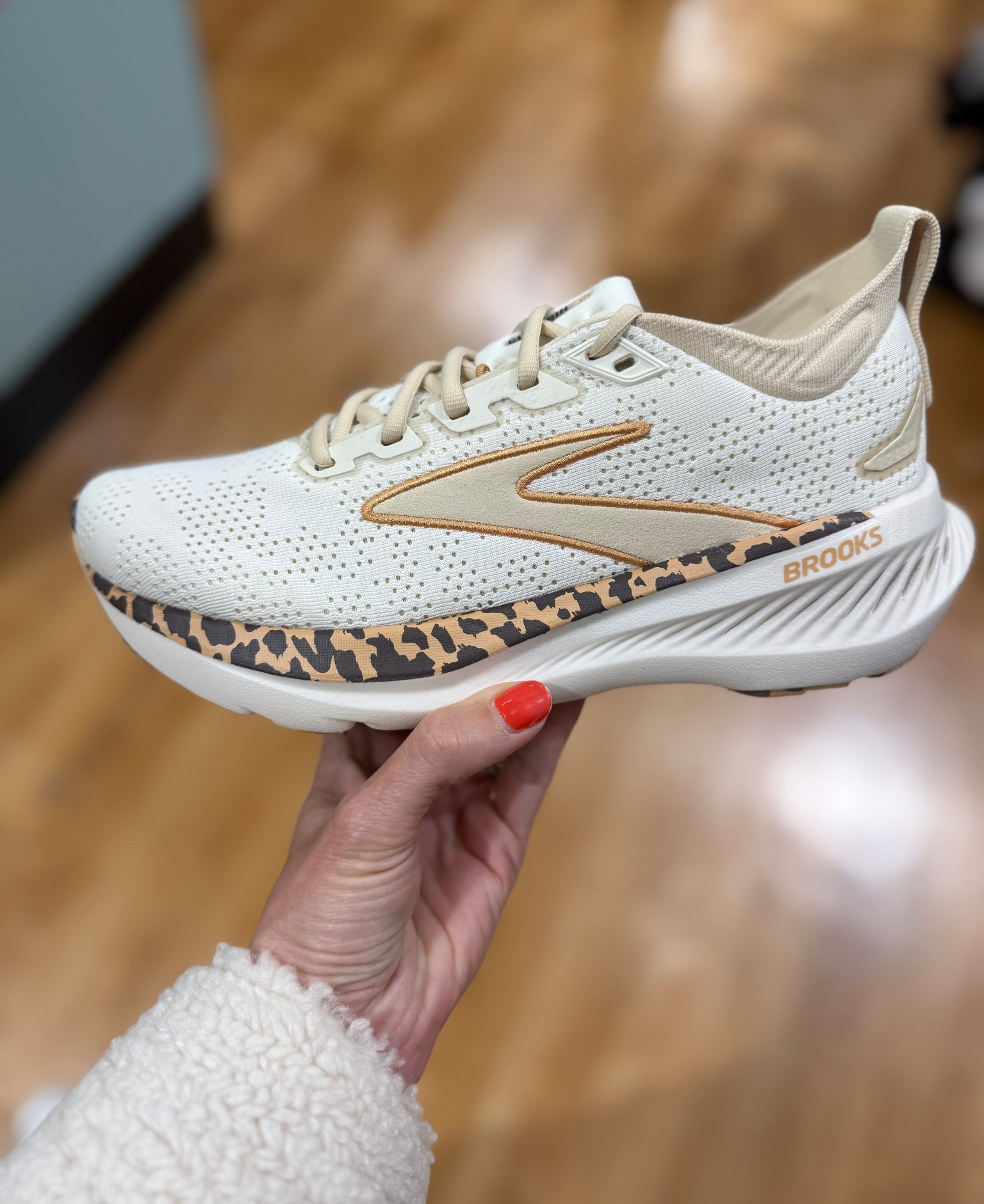 Women’s leopard Brooks! 