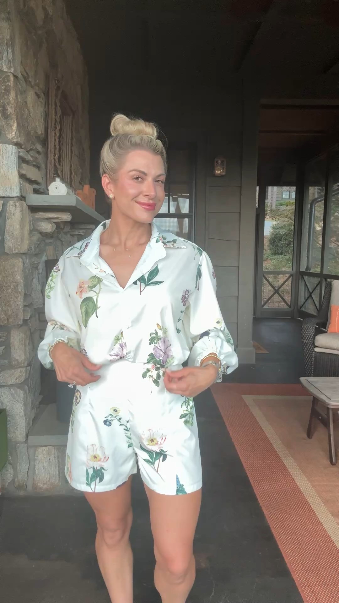 Fun simple makeup look tonight
Breathable and perfect for humidity 
Blush-happy 
lip-live and maraschino
Merit stick-bisque
Bronzer-seine 
Size S in outfit 