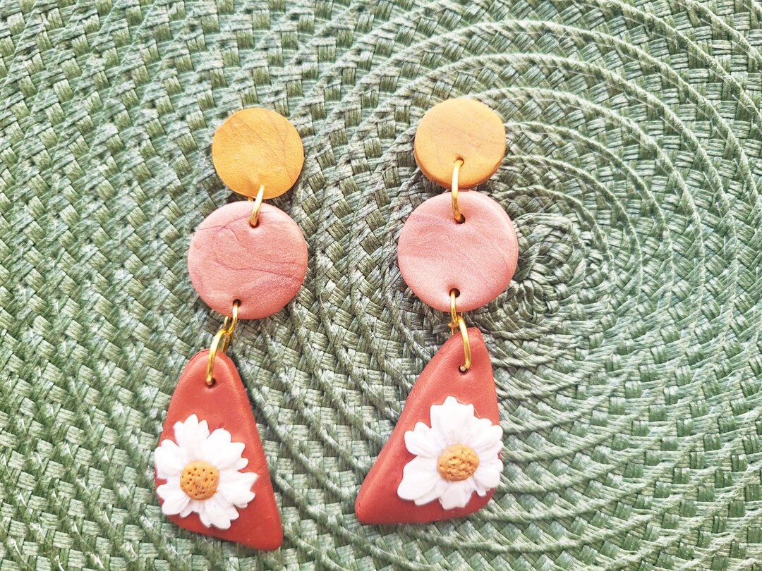 Daisy polymer clay earrings | Etsy (NL)