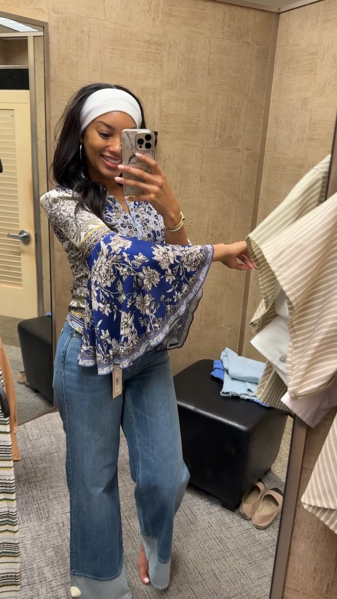 😳😍 in LOVE with this Alice + Olivia outfit! Wearing size XS in Willa Blouse and 26 in Wilson Wide Leg Jeans 💙

Alice + Olivia, Nordstrom, boho, bell sleeves, fall outfit, festival, floral, fall fashion 