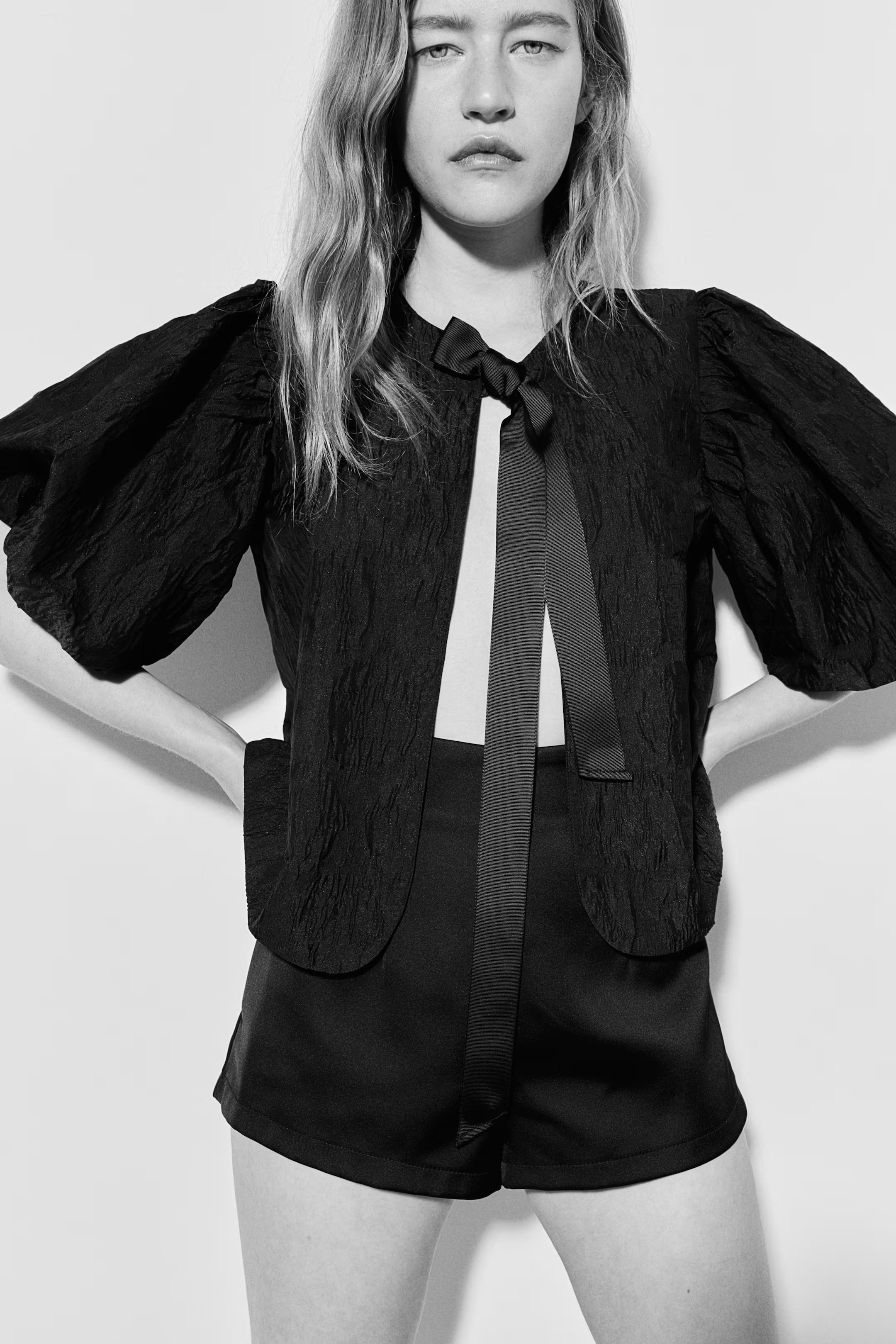 Balloon-sleeved blouse - Round neck - Short sleeve - Black - Ladies | H&M GB | H&M (UK, MY, IN, SG, PH, TW, HK)