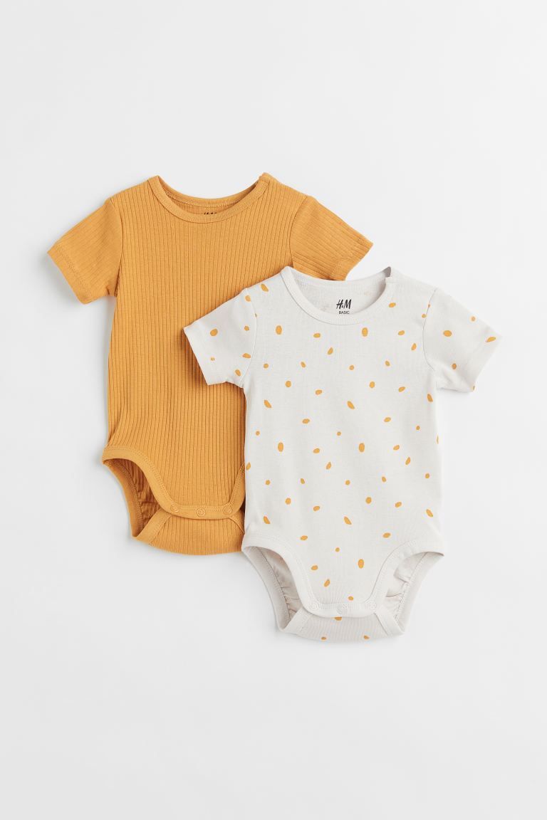 Conscious choice  Short-sleeved bodysuits in soft, organic cotton jersey. Snap fastener on one sh... | H&M (US + CA)