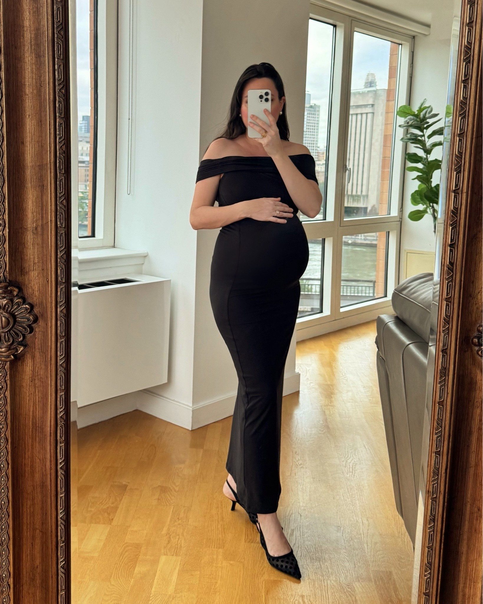 Black maternity dress size S

#LTKBump #LTKmomlife