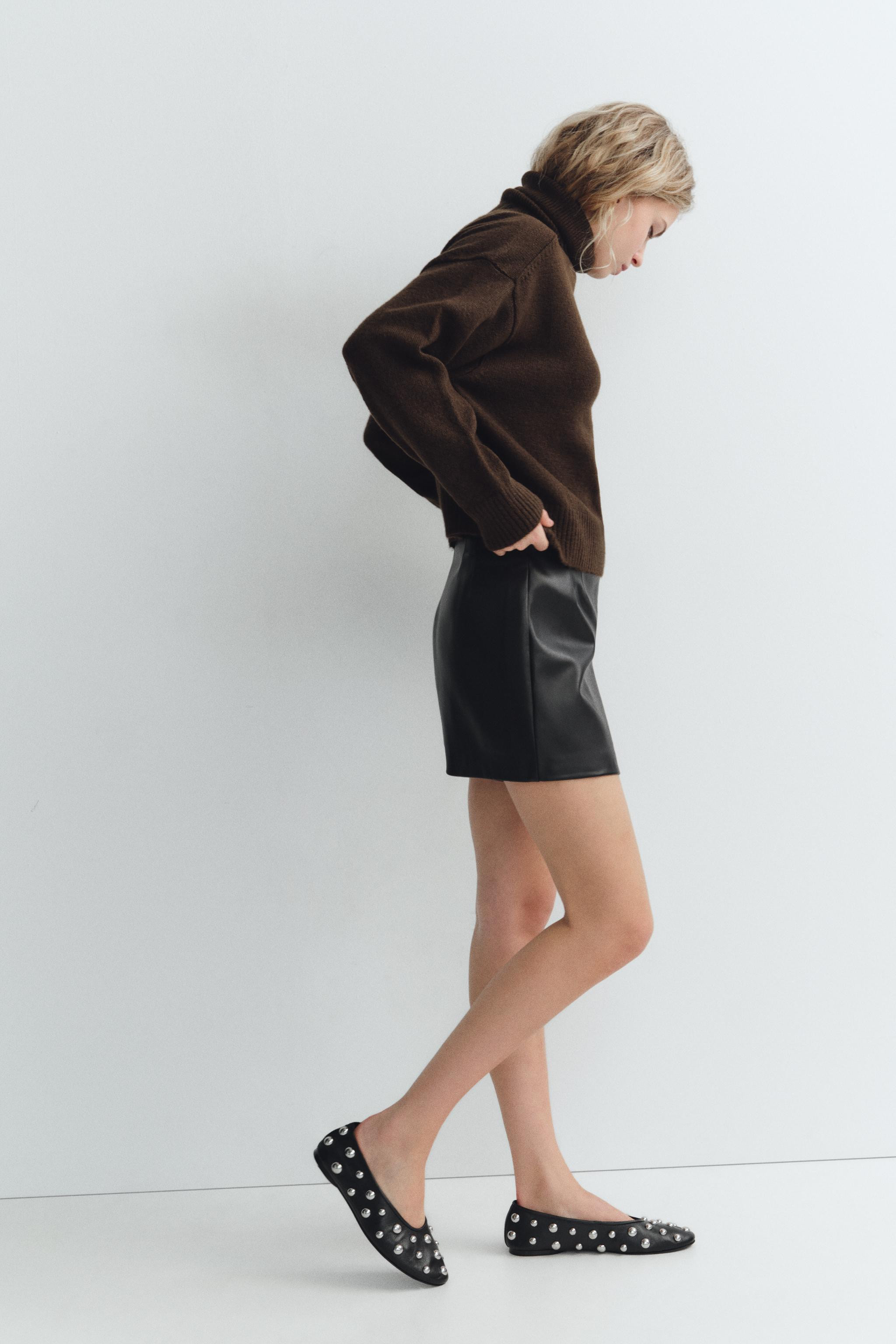 Shorts with a high waist and belt loops and darts. Matching interior lining. Hidden zip closure a... | Zara US