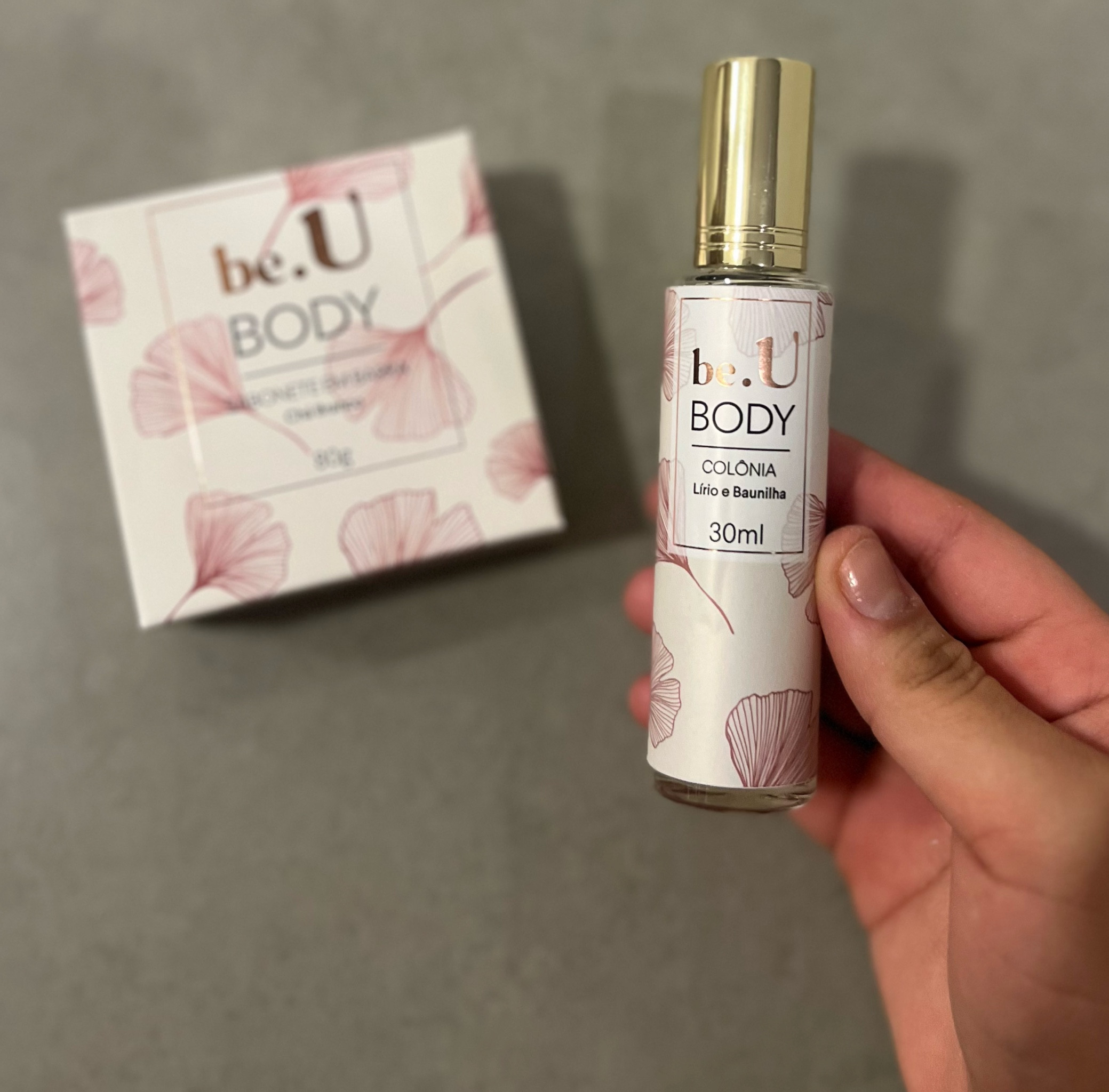 O Kit colônia lírio e baunilha 30ml + sabonete em barra chá branco 80g | be.U by Riachuelo aposta em charme, bom gosto e qualidade com a nossa assinatura. O kit vem com um colônia e sabonete em barra, priorizando uma fragrância sensual, que aguça os sentidos pelas notas de sândalo e baunilha, ao mesmo tempo que traz a elegância das notas florais de lírio do vale e do jasmim. Aproveite!

Características:
Marca: be.U by Riachuelo
Notas de topo: Bergamota, Pera e Notas Verdes
Notas de corpo: Jasmim e Lírio
Notas de fundo: Musk, Sândalo e Baunilha
Fragrância: Chypre Frutal
Fácil de usar
1 Colônia
1 Sabonete em barra

#LTKbeauty #LTKsale #LTKbrasil